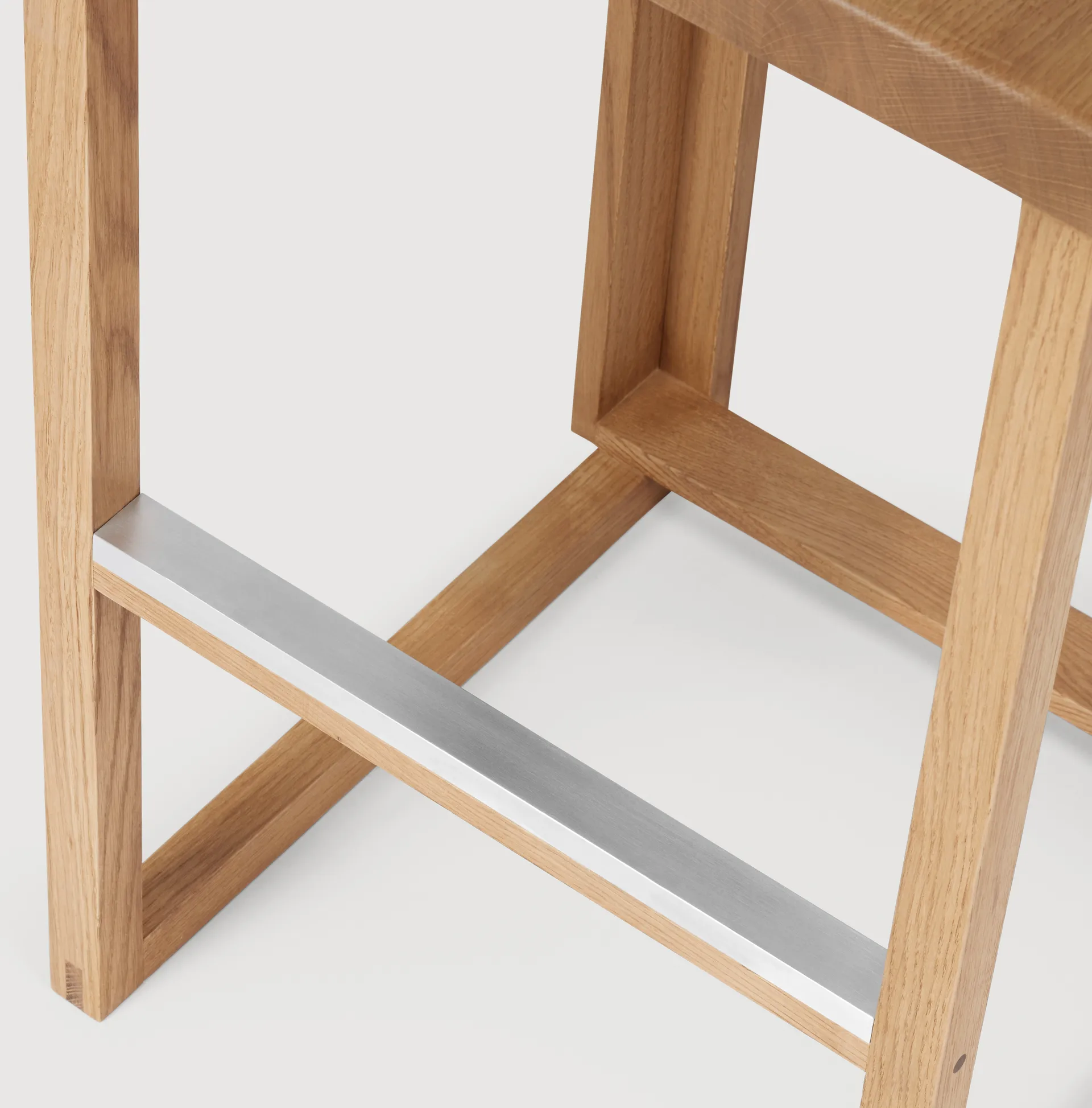 Tabouret de bar Outline 75 cm, Chêne laqué chaud-acier brossé Kristina Dam Studio