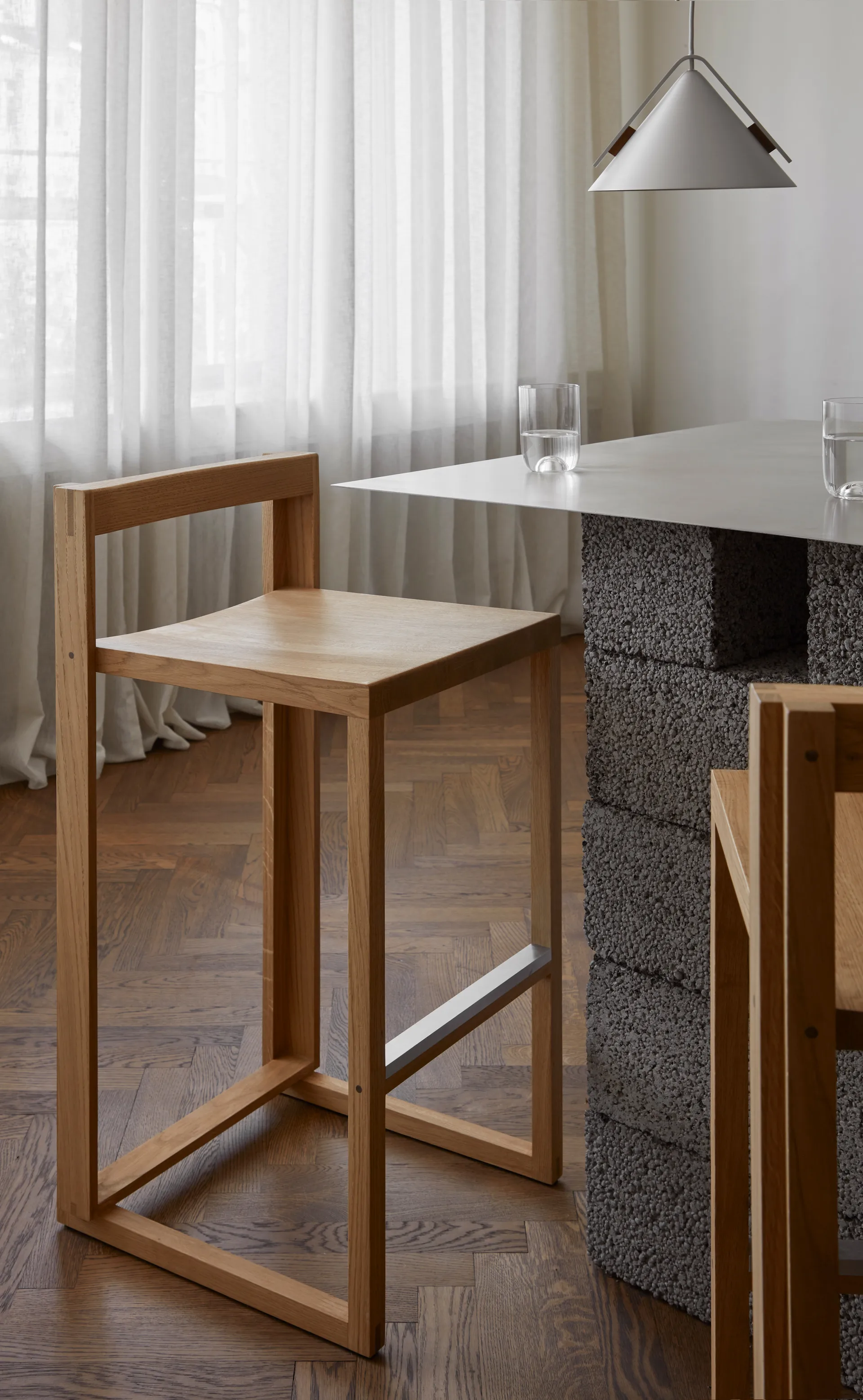 Tabouret de bar Outline 75 cm, Chêne laqué chaud-acier brossé Kristina Dam Studio