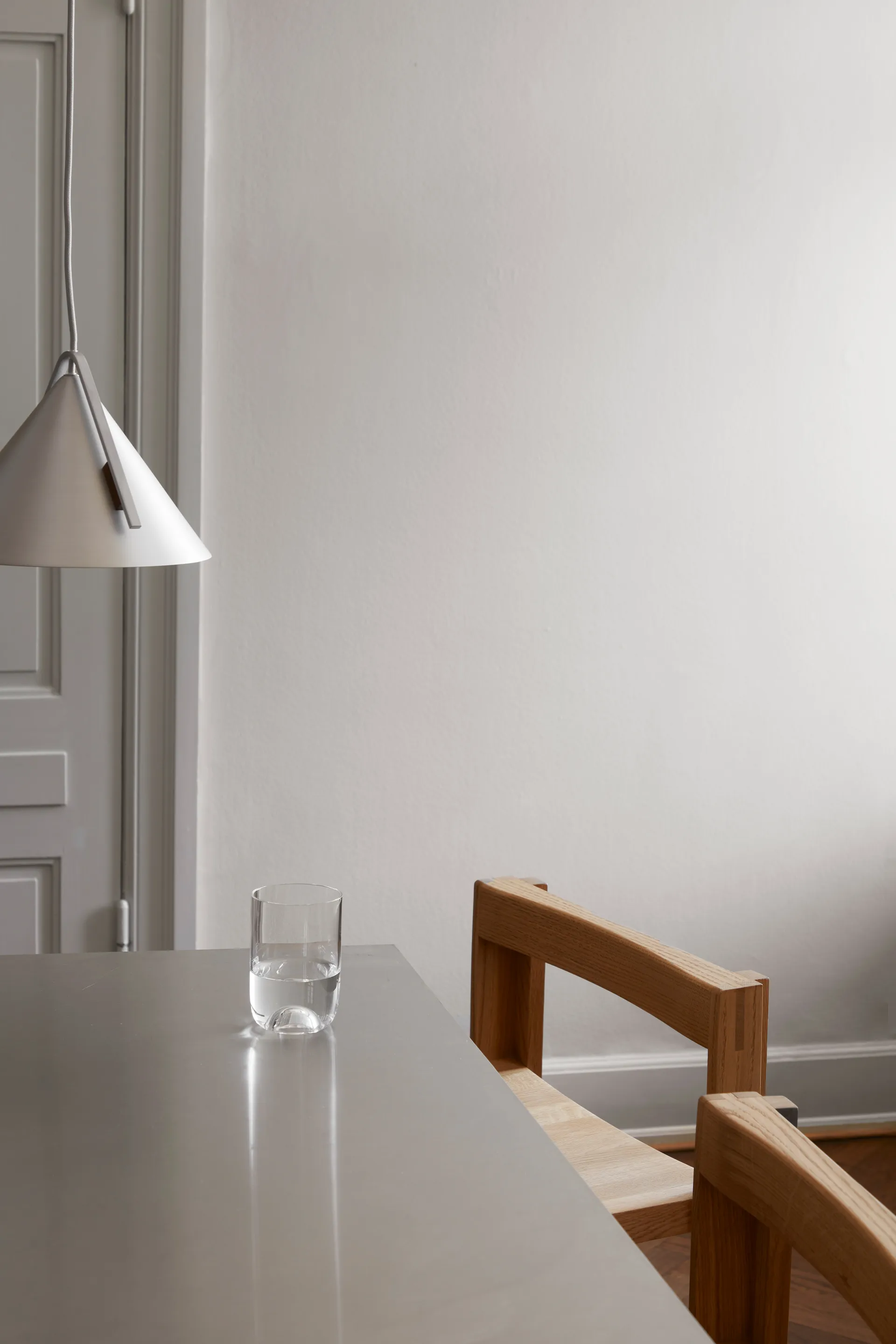 Tabouret de bar Outline 75 cm, Chêne laqué chaud-acier brossé Kristina Dam Studio