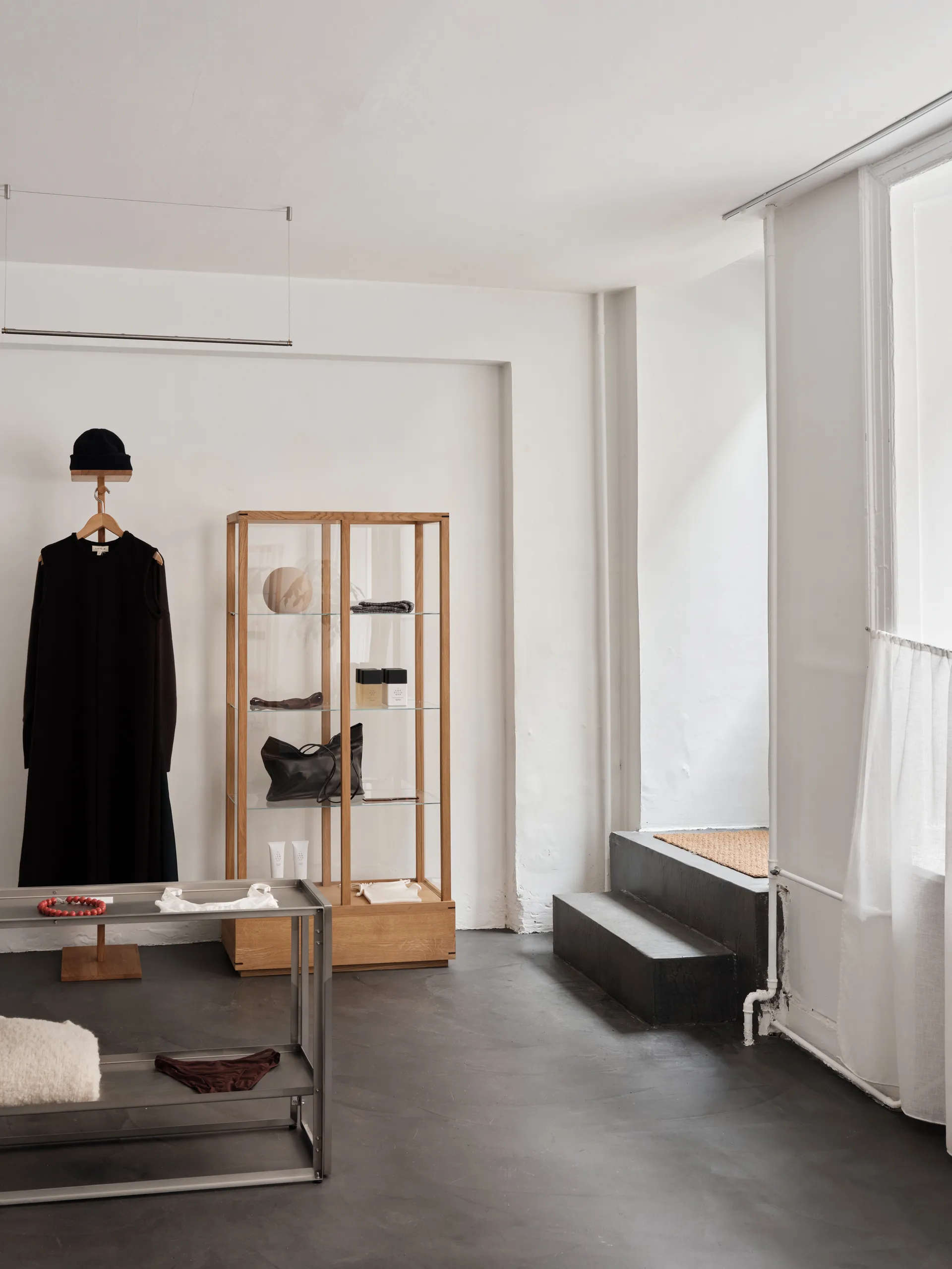 Vitrine japonaise large, Chêne huilé chaud Kristina Dam Studio