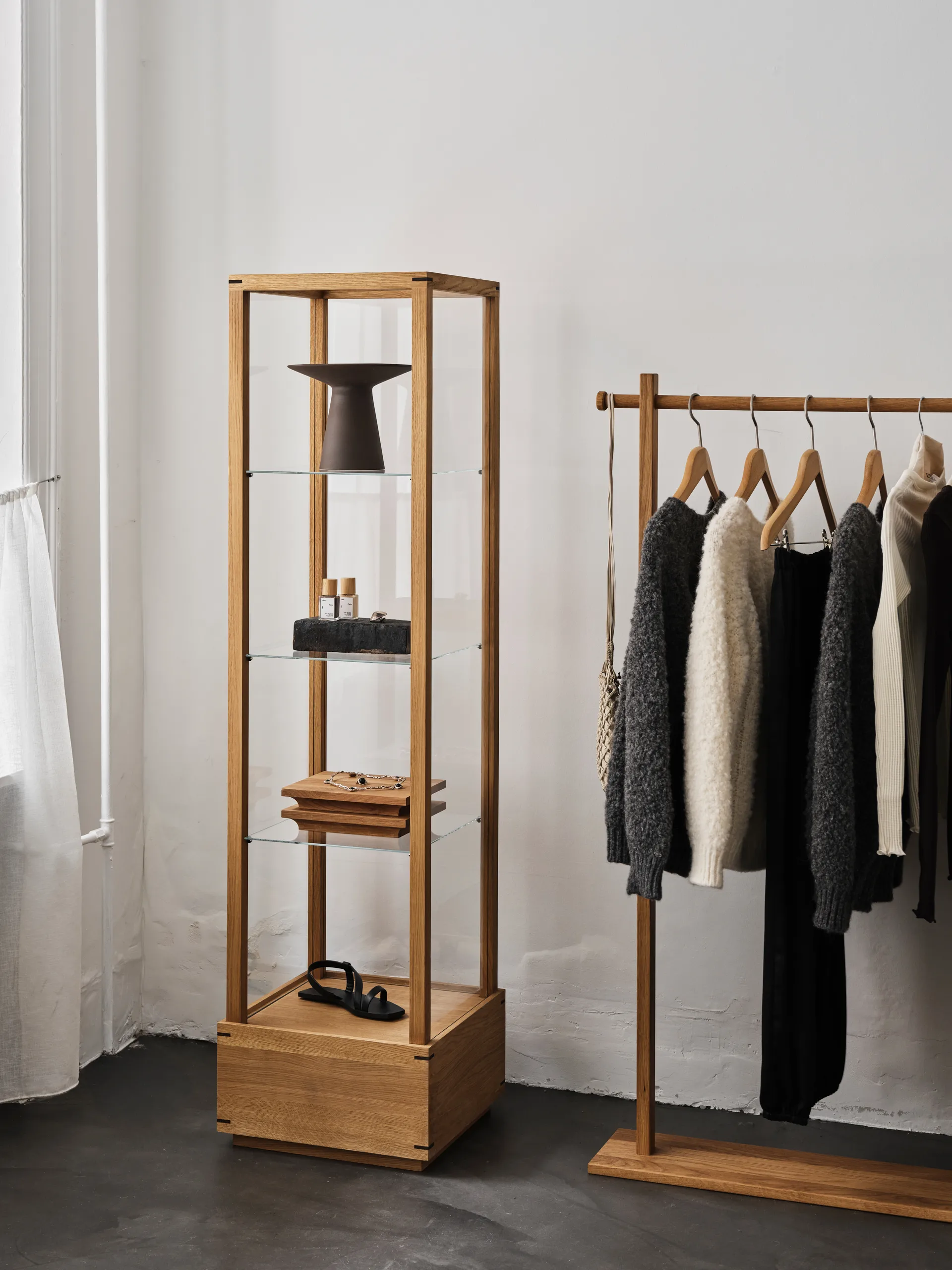 Vitrine japonaise medium, Chêne huilé chaud Kristina Dam Studio