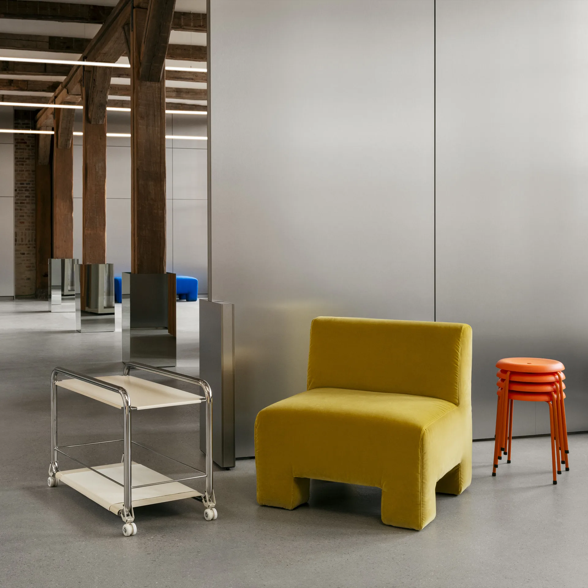 Chariot Tension, Tapis en cuir beige et chrome Lammhults