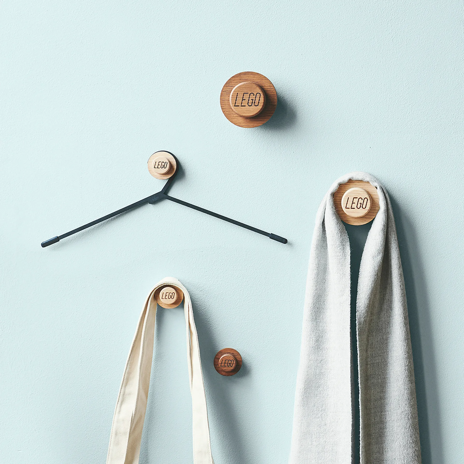 Ensemble de cintres muraux LEGO en bois, Chêne savonné Lego