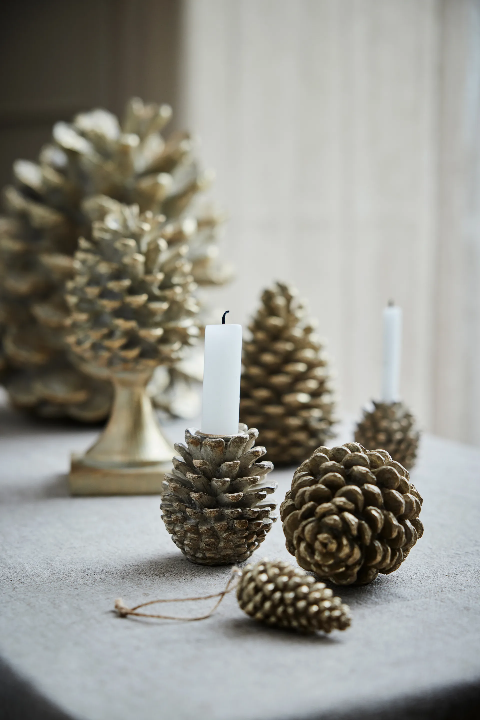 Décoration Serafina pomme de pin 8,3 cm, Or clair Lene Bjerre