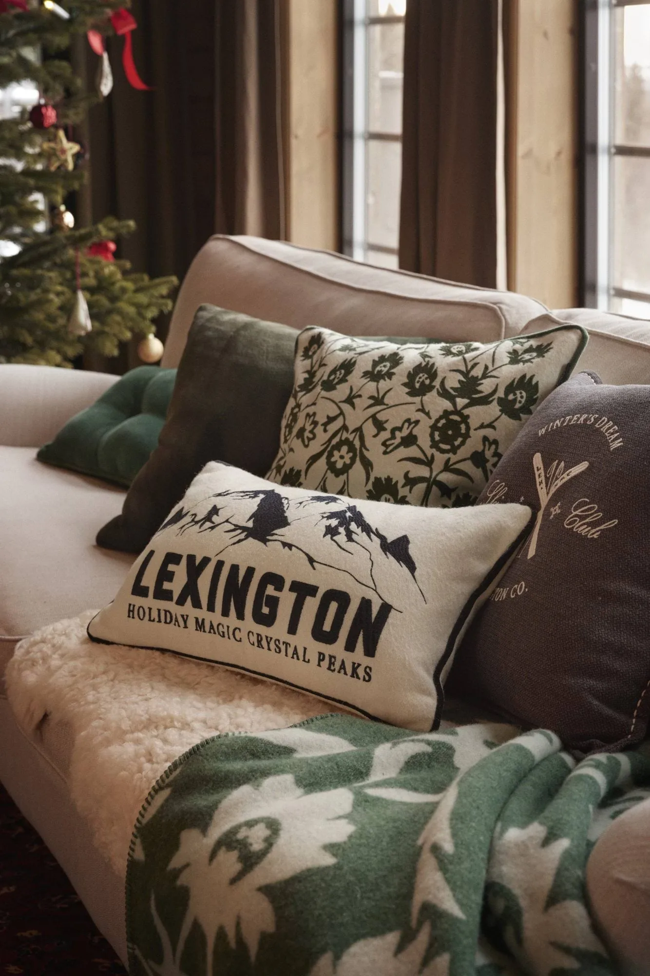 Coussin décoratif Mountains Logo en mélange de laine, White-navy, 50x30 cm Lexington