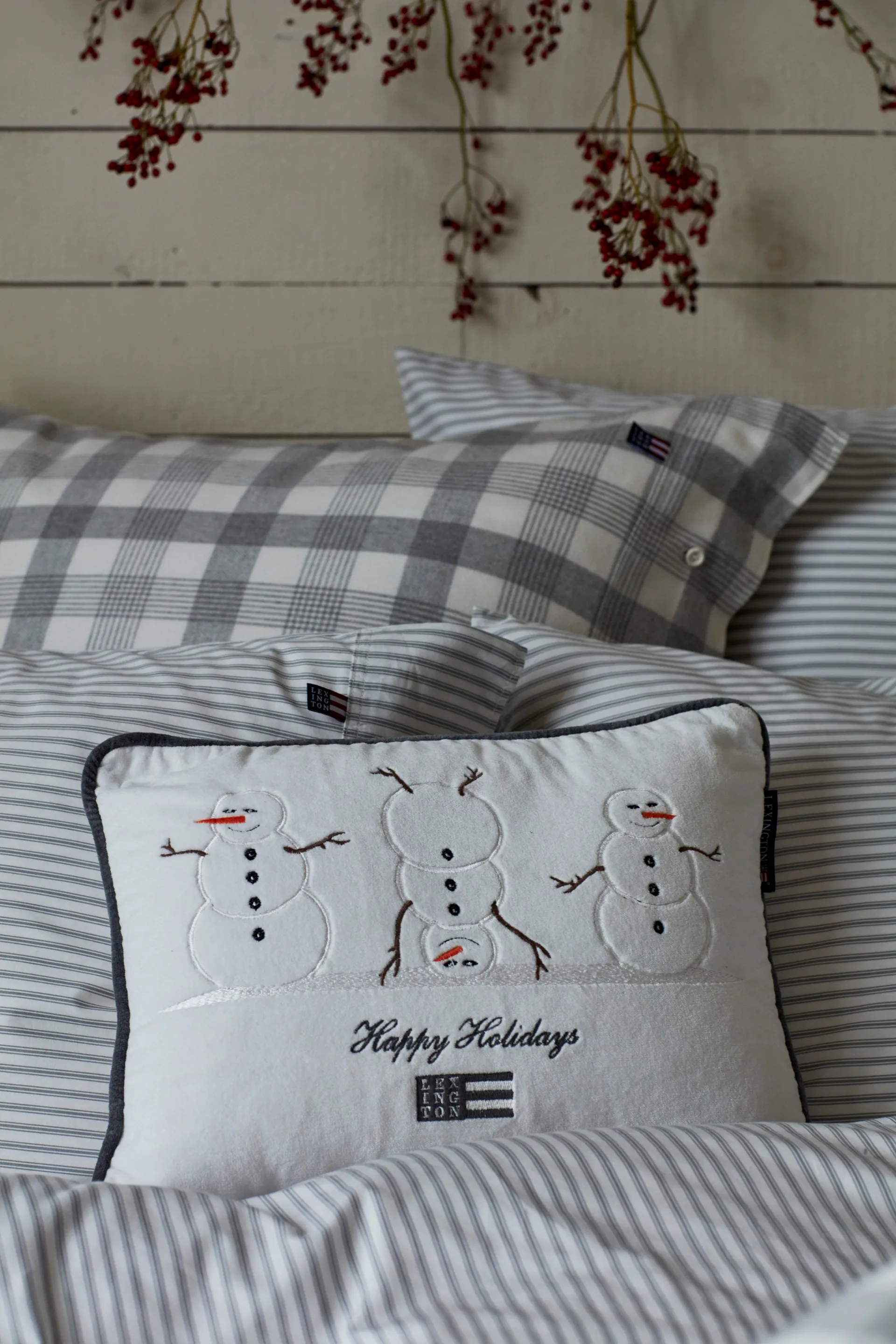 Coussin Snowmen Embroidered Cotton Velvet 30x40 cm, Snow white-dark gray Lexington