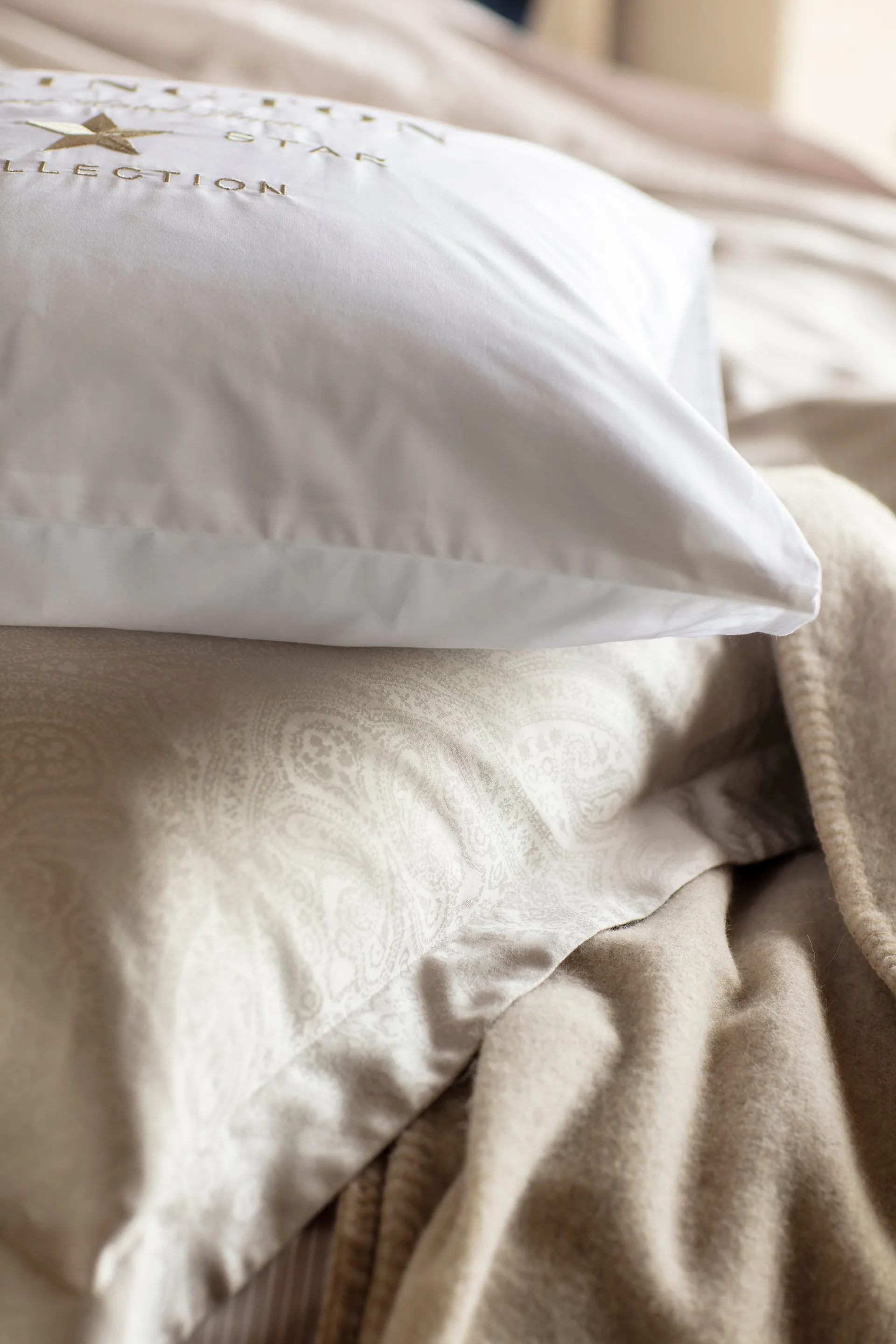 Taie d'oreiller Hotel Embroidery 50x60 cm, Blanc-beige clair Lexington