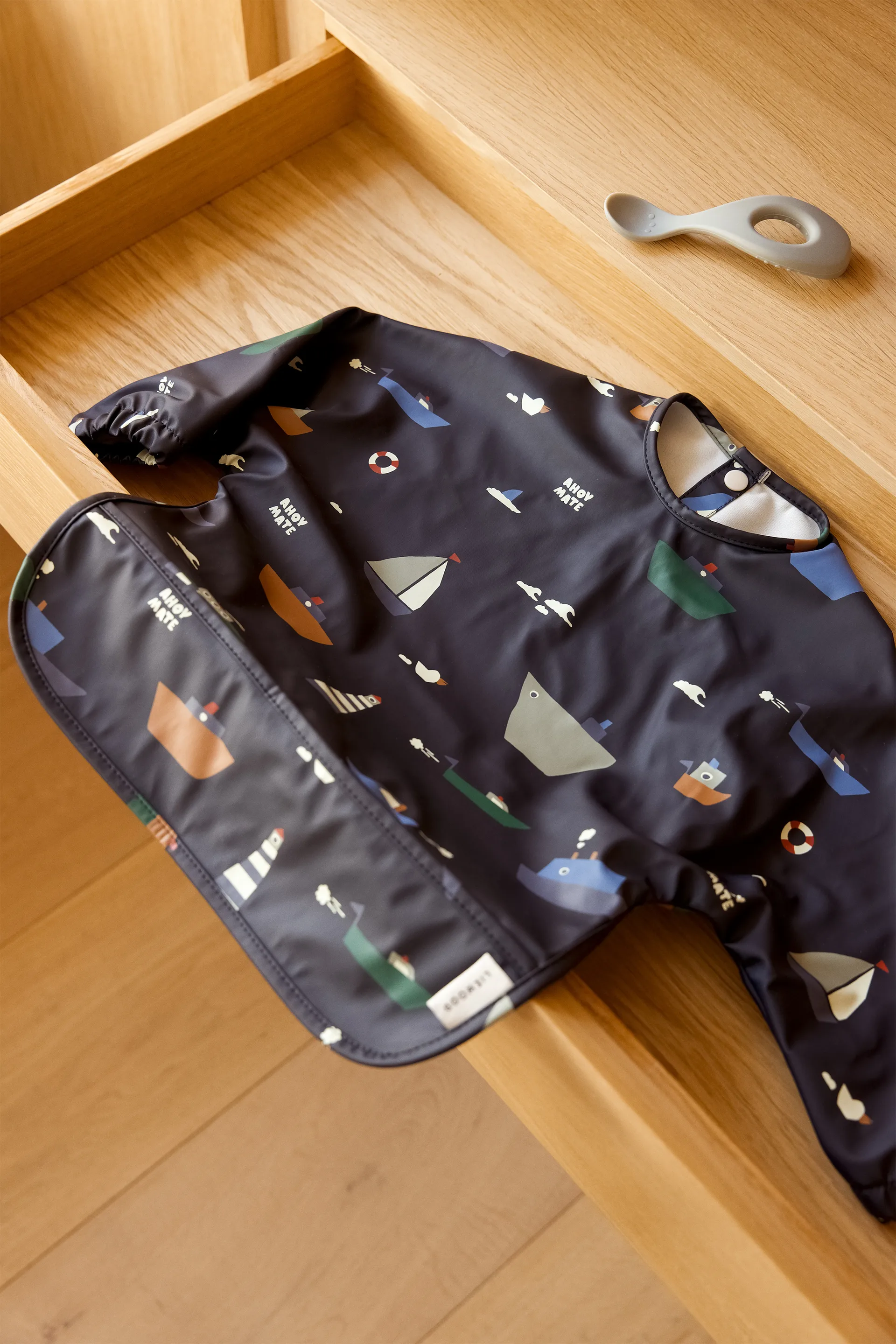 Bavoir à manches Merle, Sailing-classic navy Liewood