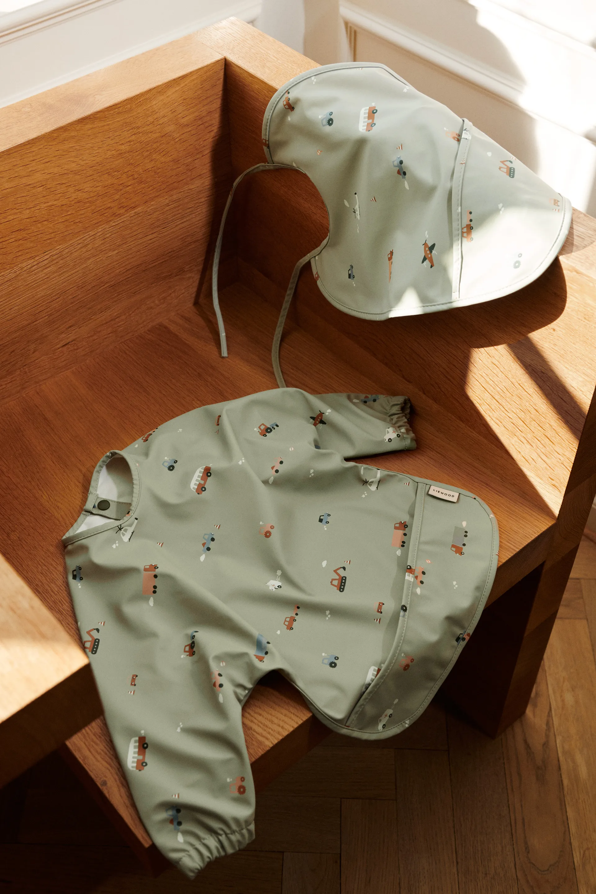 Bavoir à manches Merle, Vehicles-dove blue mix Liewood