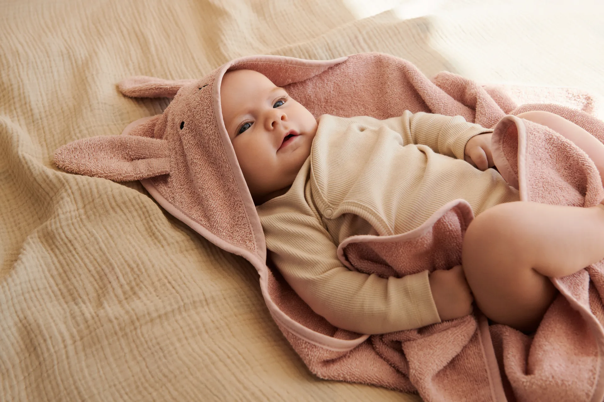 Cape de bain Albert 70x70 cm, Rabbit rose Liewood