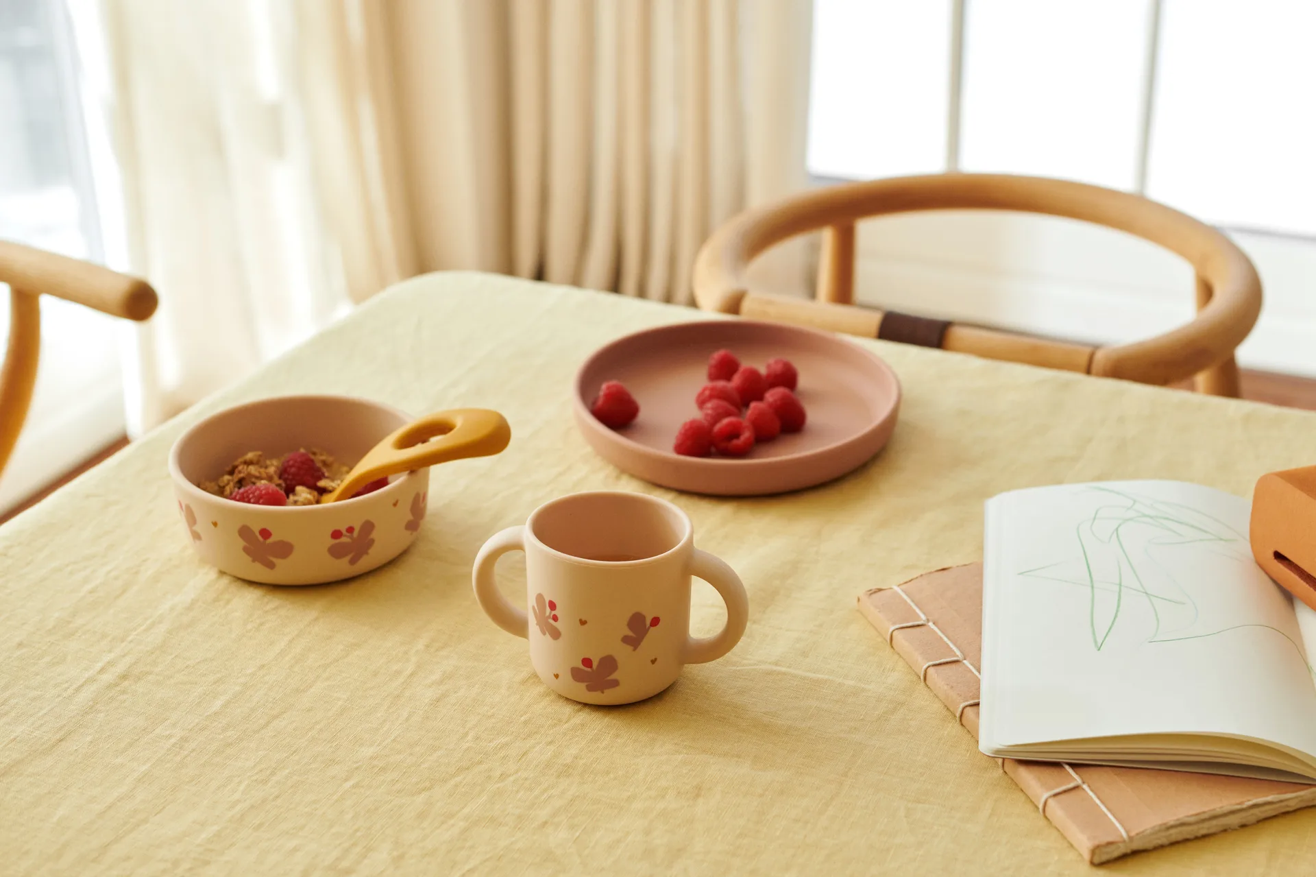 Set de vaisselle imprimé Vivi 4 pièces, Butterfly-apple blossom Liewood