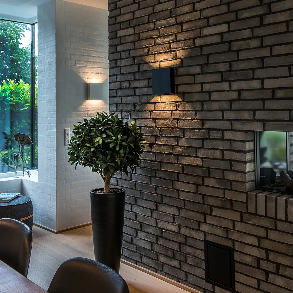 Applique Compact W1 Up/Down, black, 2700 kelvins Light-Point