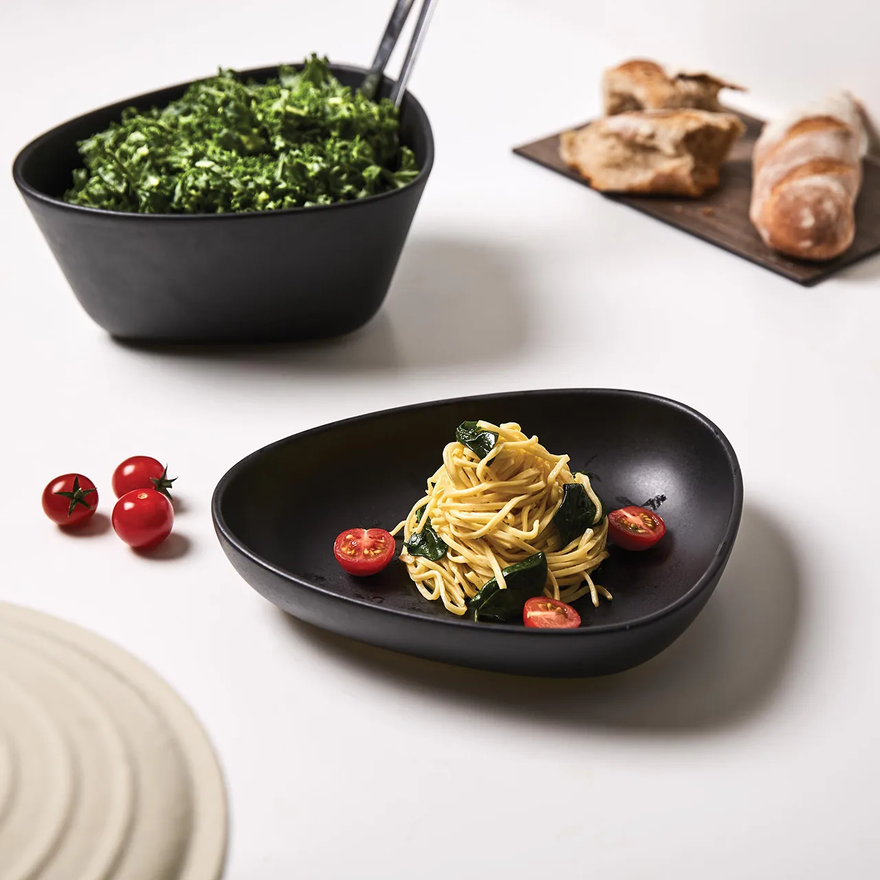 Assiette creuse Curve Stoneware 19x22 cm, Black LIND DNA