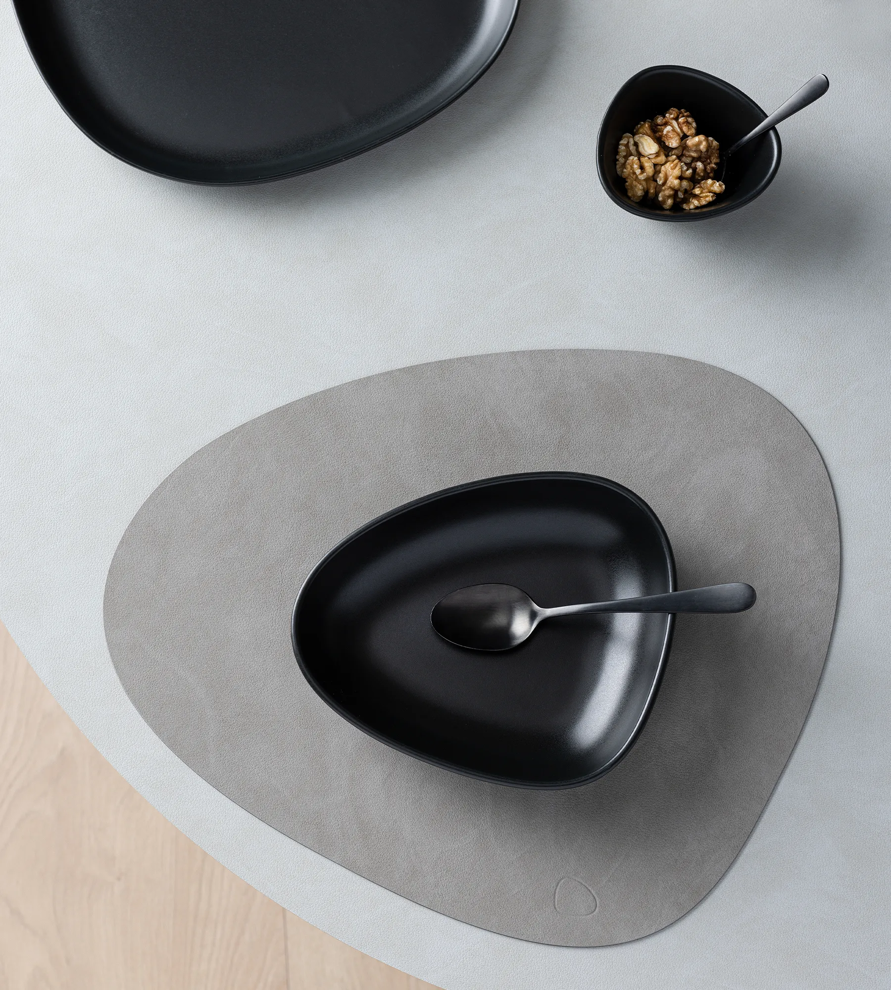 Assiette creuse Curve Stoneware 19x22 cm, Black LIND DNA