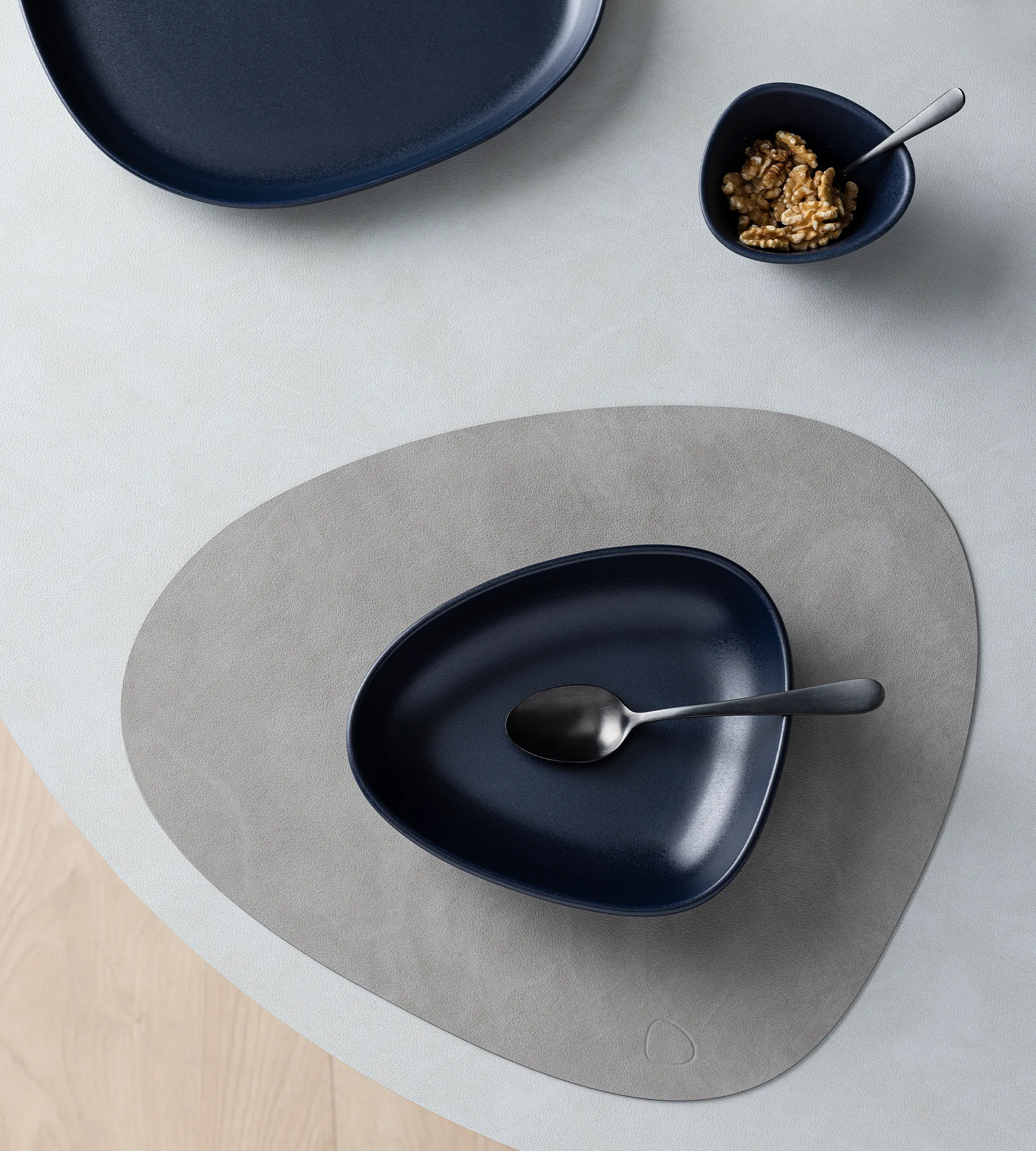Assiette creuse Curve Stoneware 19x22 cm, Navy blue LIND DNA