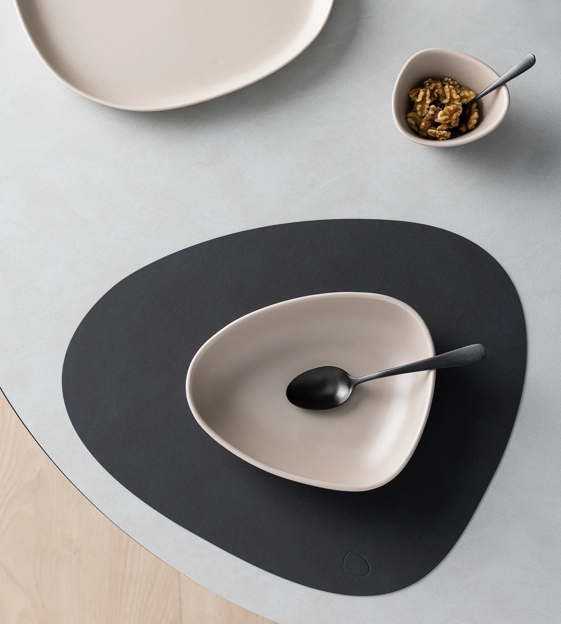Assiette creuse Curve Stoneware 19x22 cm, Sand LIND DNA