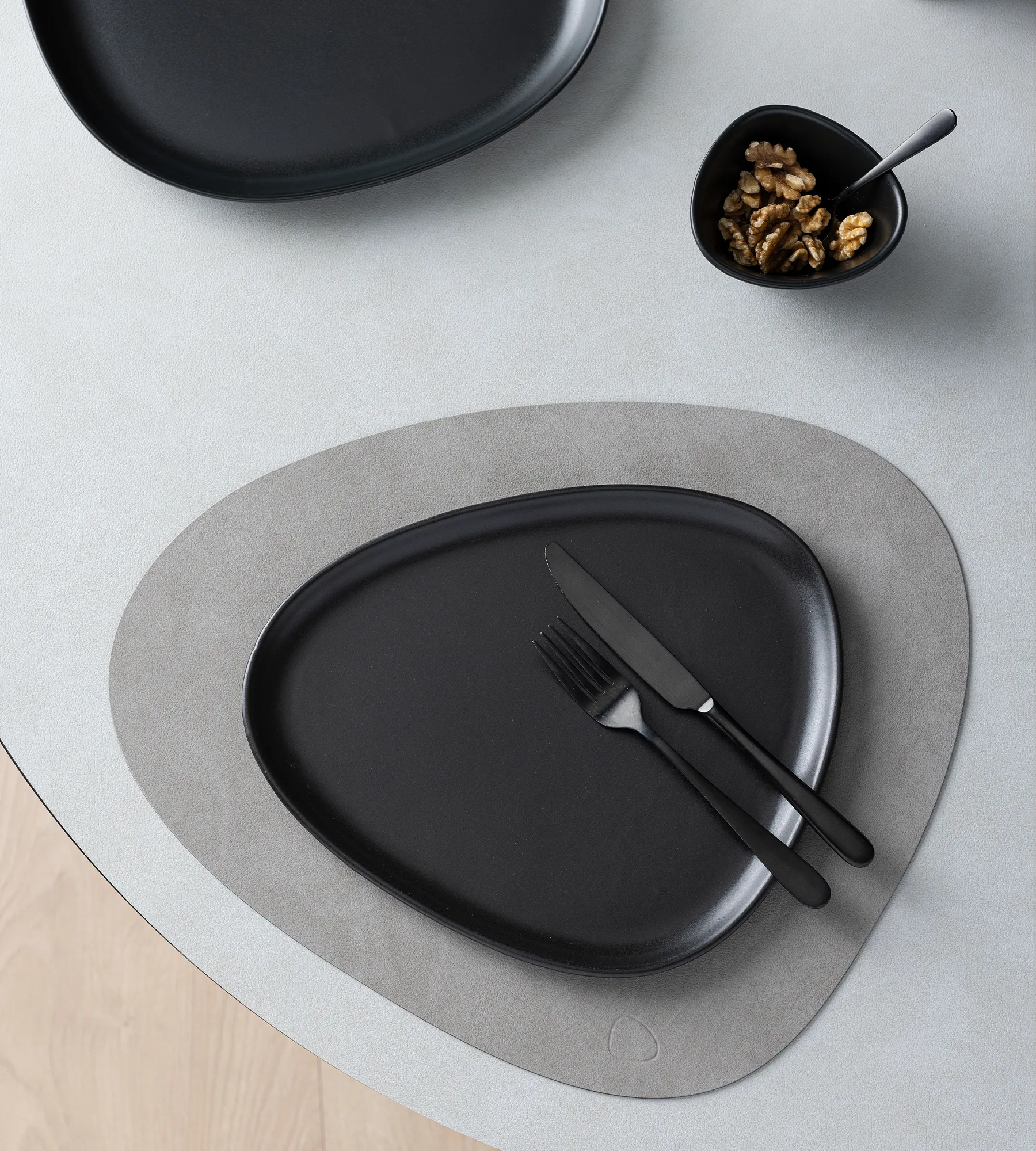 Assiette Curve Stoneware 26x30 cm, Black LIND DNA
