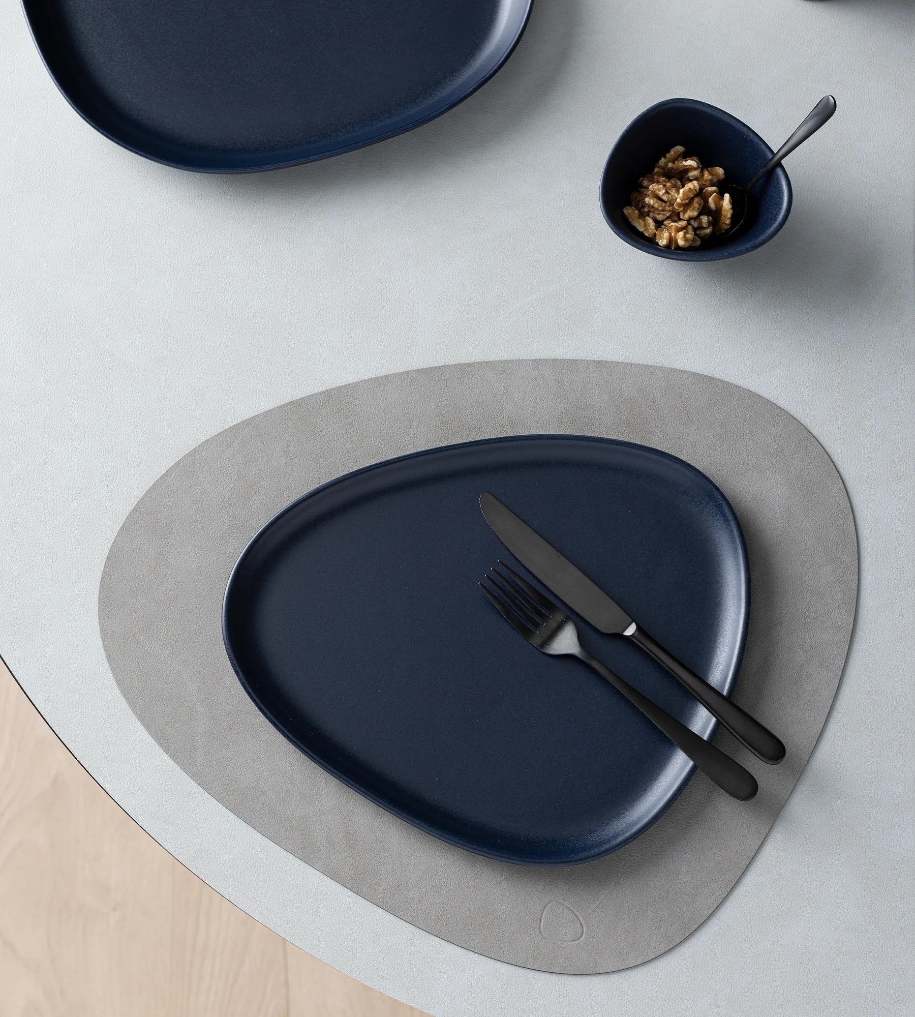Assiette Curve Stoneware 26x30 cm, Navy blue LIND DNA