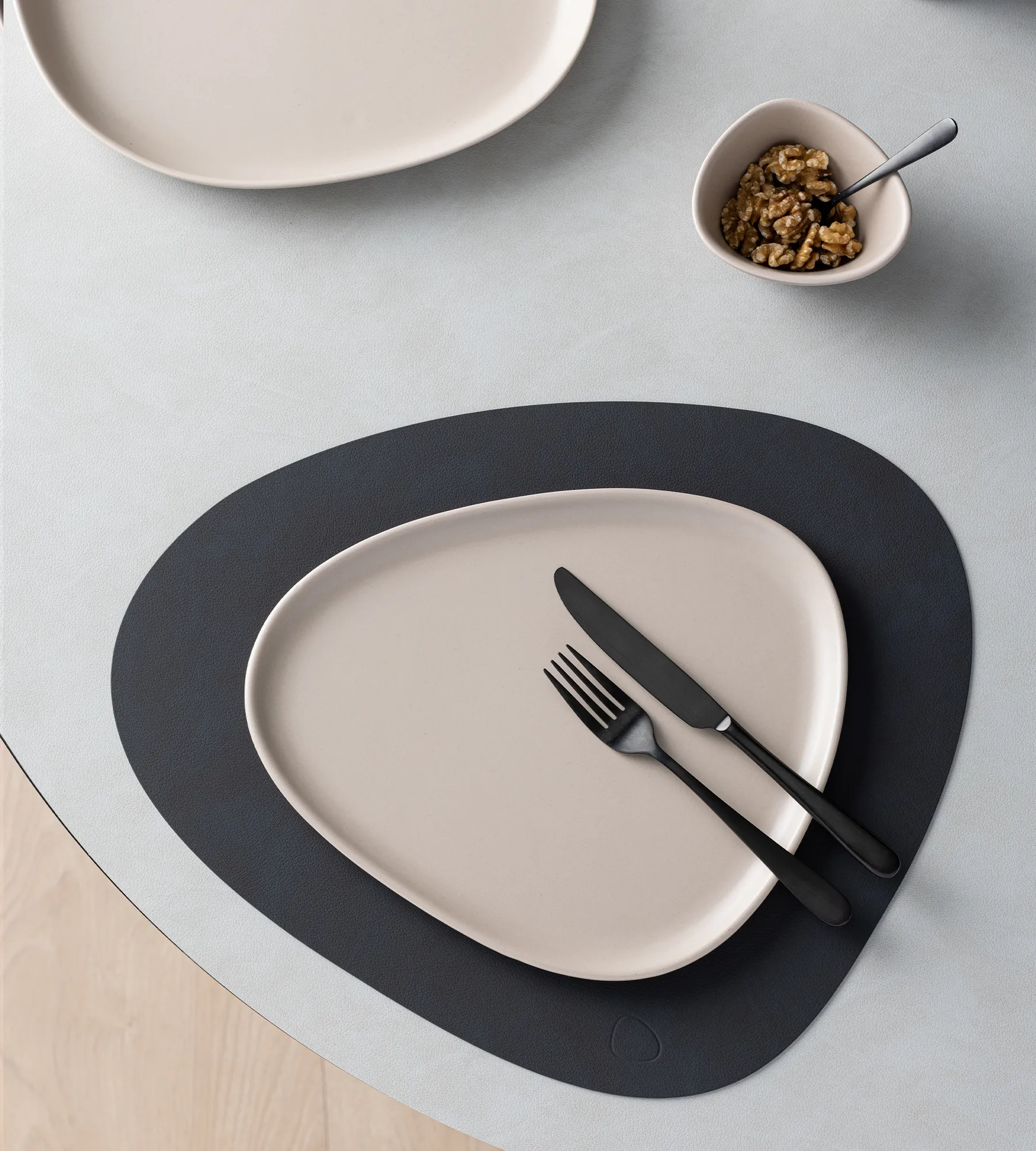 Assiette Curve Stoneware 26x30 cm, Sand LIND DNA