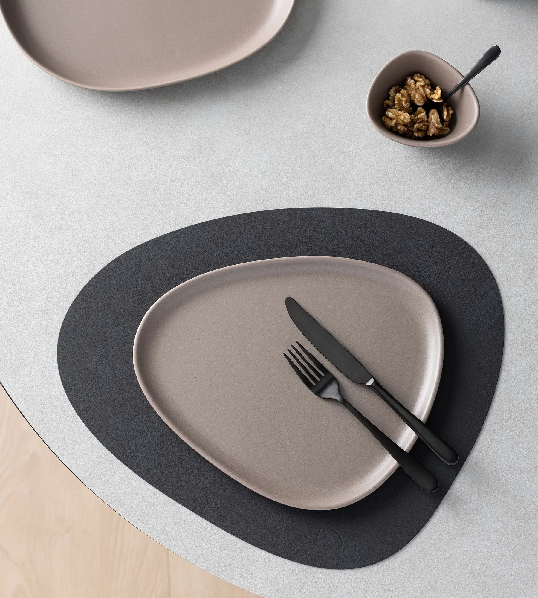 Assiette Curve Stoneware 26x30 cm, Warm Grey LIND DNA
