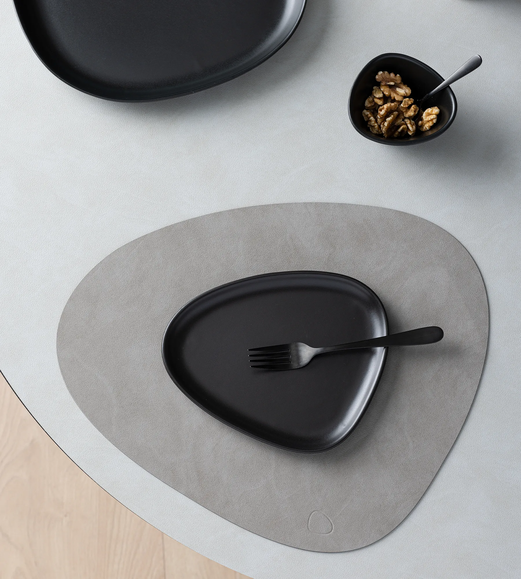 Petite assiette Curve Stoneware 19x22 cm, Black LIND DNA