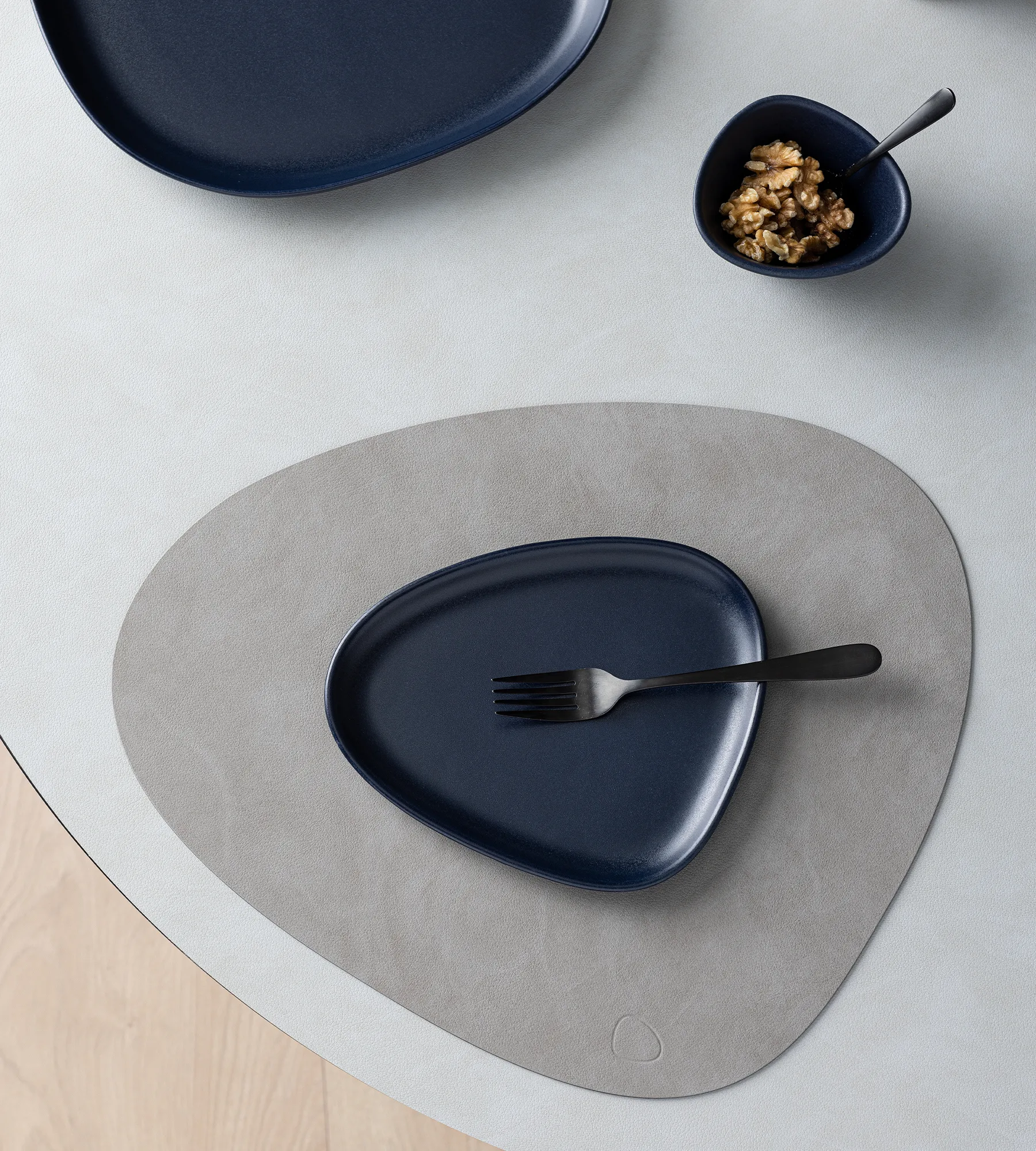 Petite assiette Curve Stoneware 19x22 cm, Navy blue LIND DNA