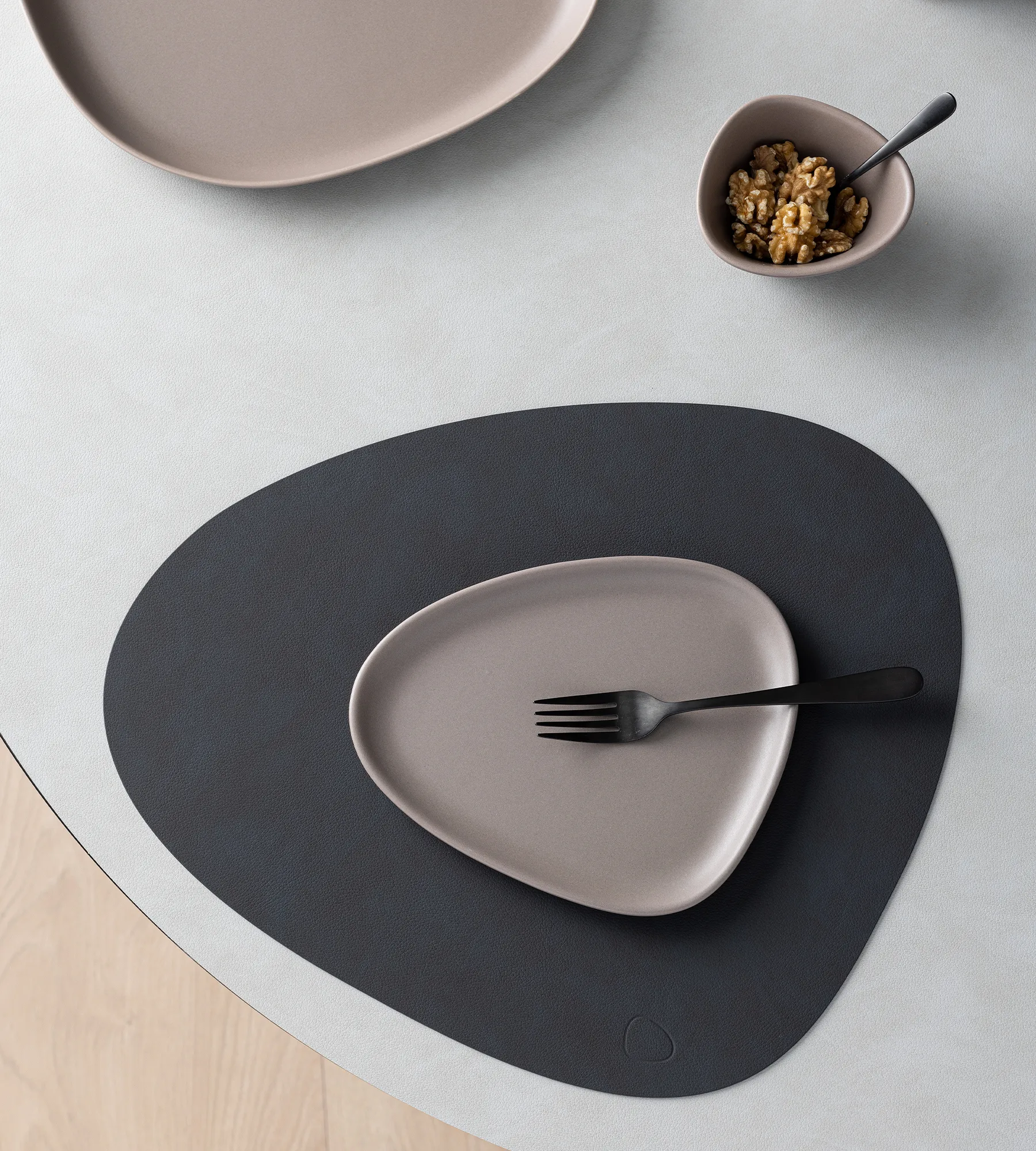 Petite assiette Curve Stoneware 19x22 cm, Warm Grey LIND DNA
