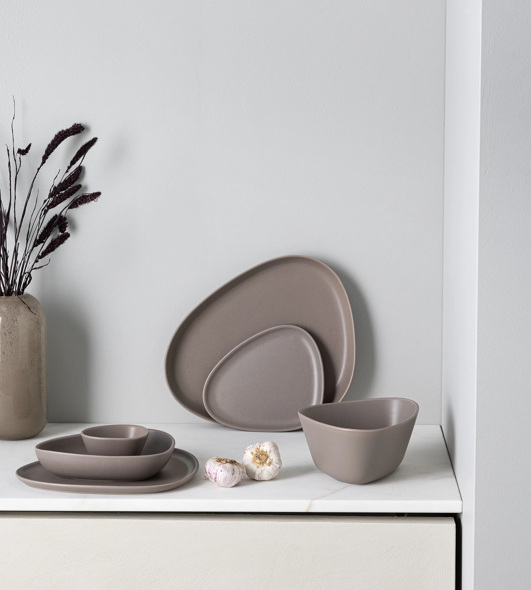 Petite assiette Curve Stoneware 19x22 cm, Warm Grey LIND DNA
