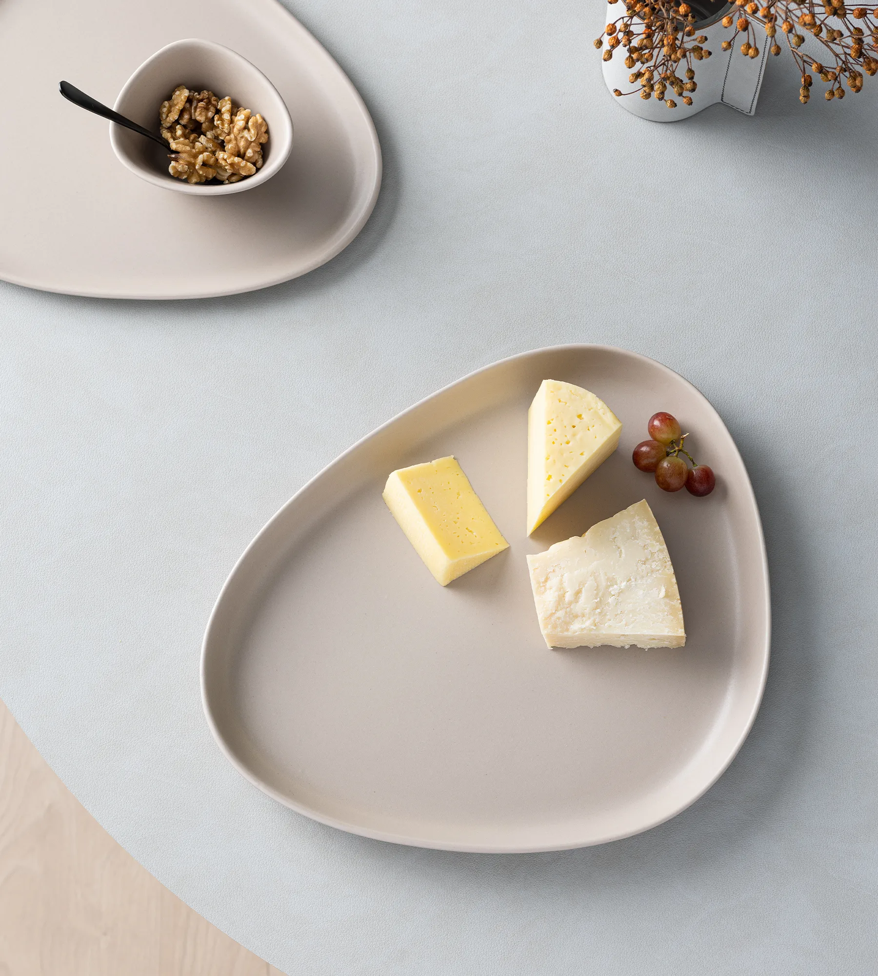 Plat à service Curve Stoneware 30x35 cm, Sand LIND DNA