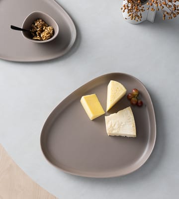 Plat à service Curve Stoneware 30x35 cm - Warm Grey - LIND DNA