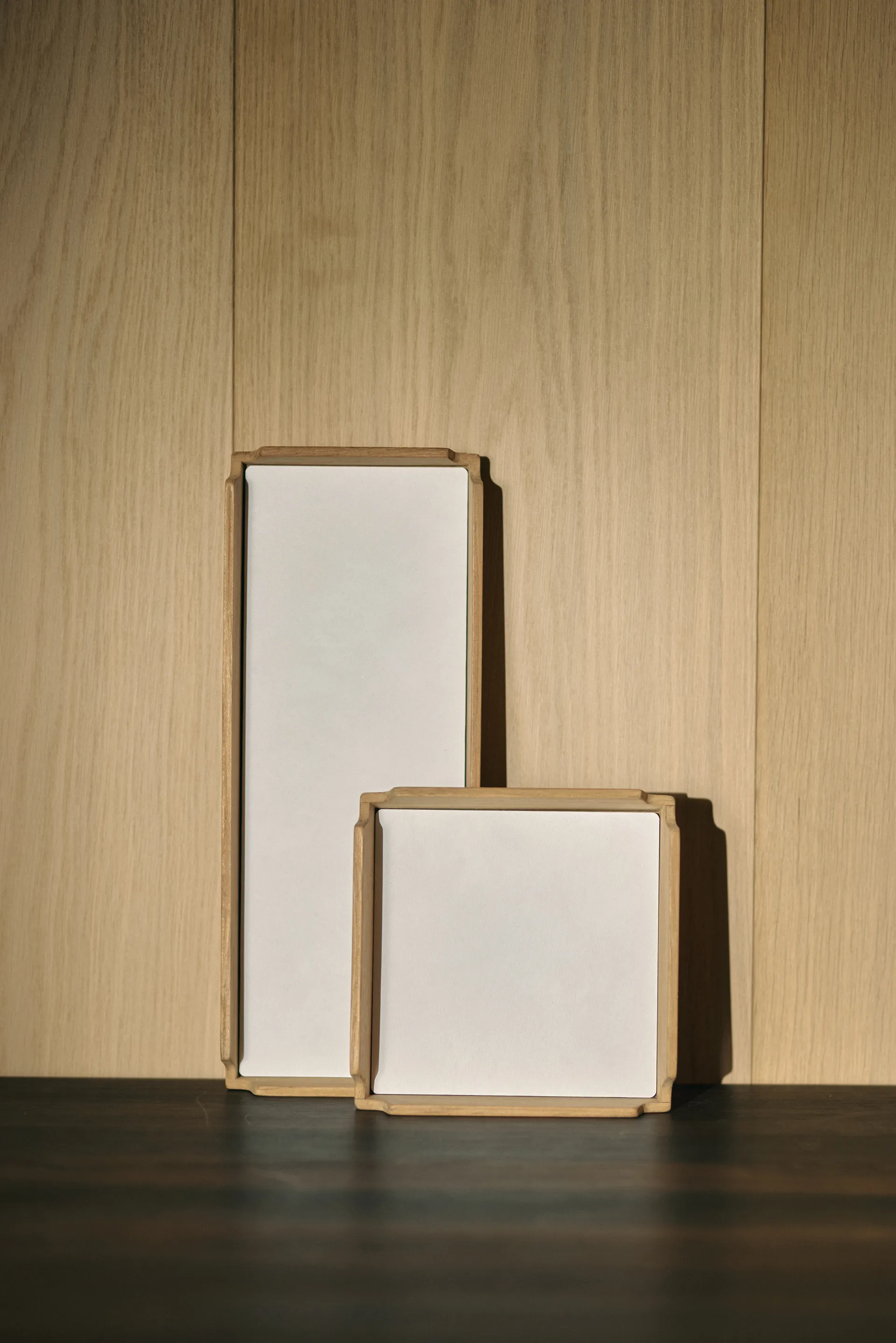 Plateau Airy Nupo, Pure white-teak, mini LIND DNA
