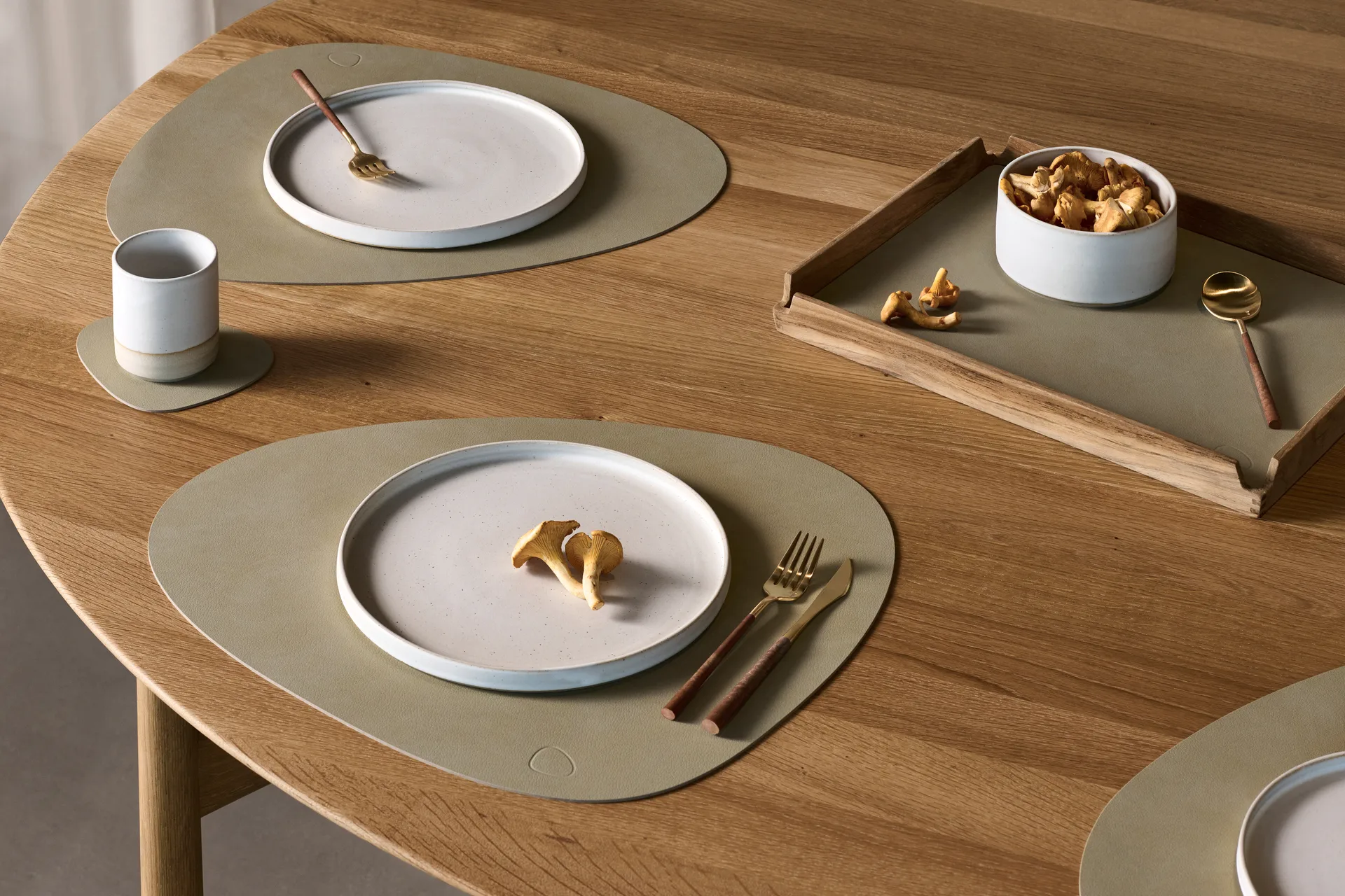 Plateau en teck Airy square M, Nupo herbal dust LIND DNA