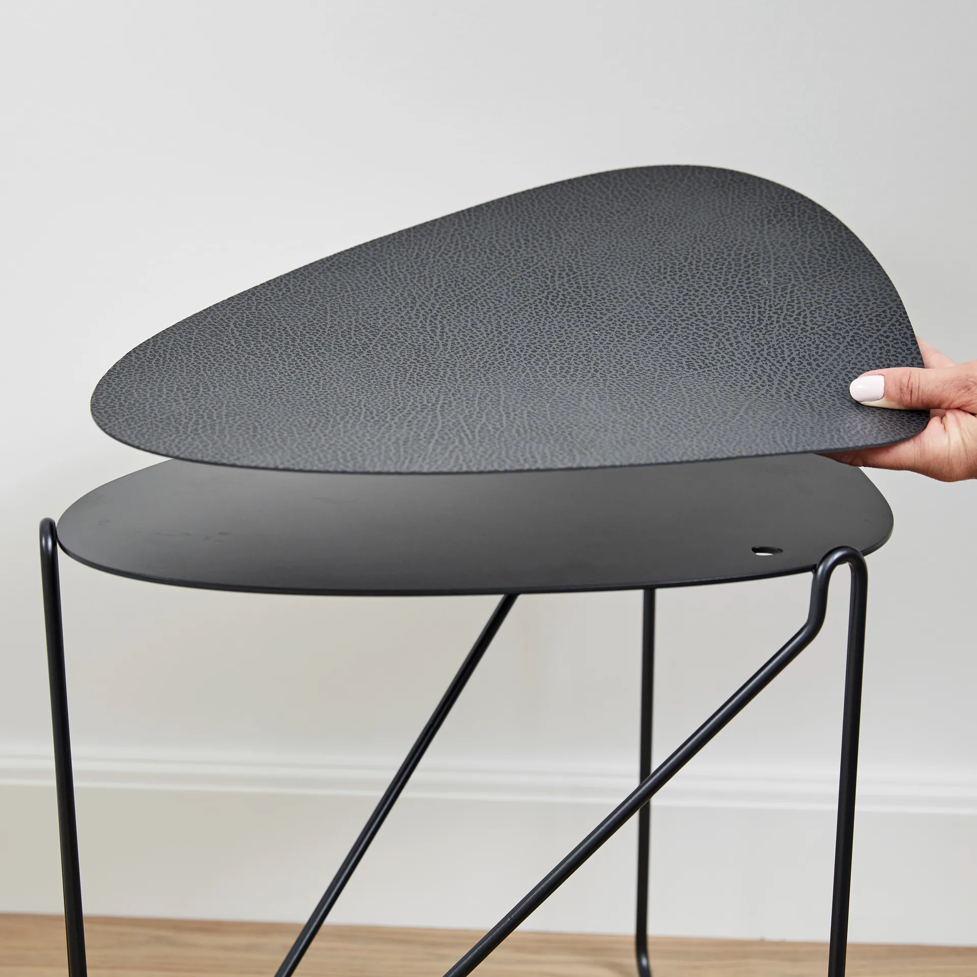 Table d'appoint Curve Chameleon Hippo, Black-anthracite LIND DNA