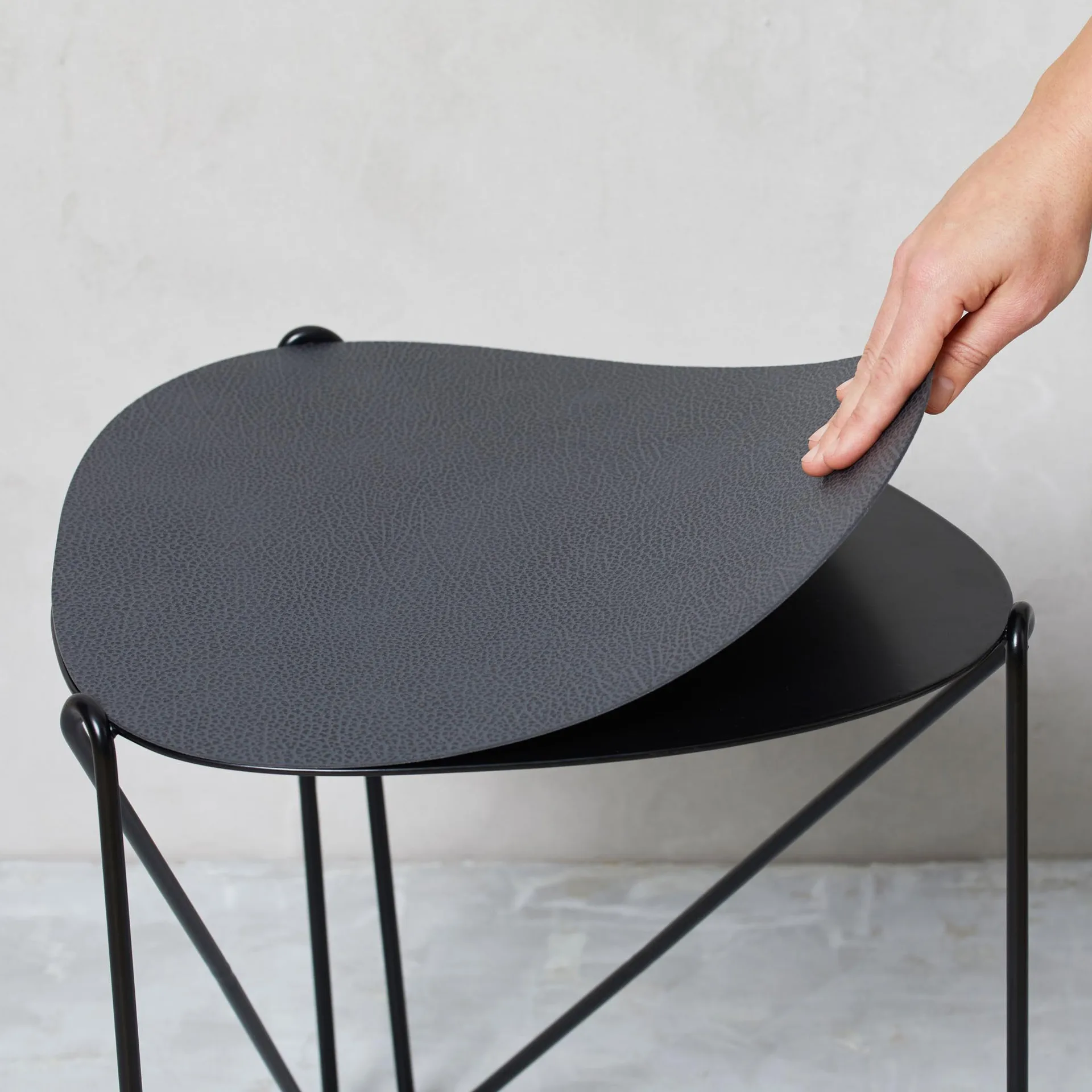 Table d'appoint Curve Chameleon Hippo, Black-anthracite LIND DNA