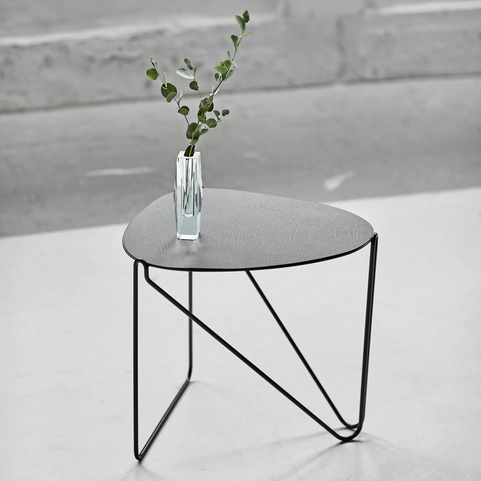 Table d'appoint Curve Chameleon Hippo, Black-anthracite LIND DNA