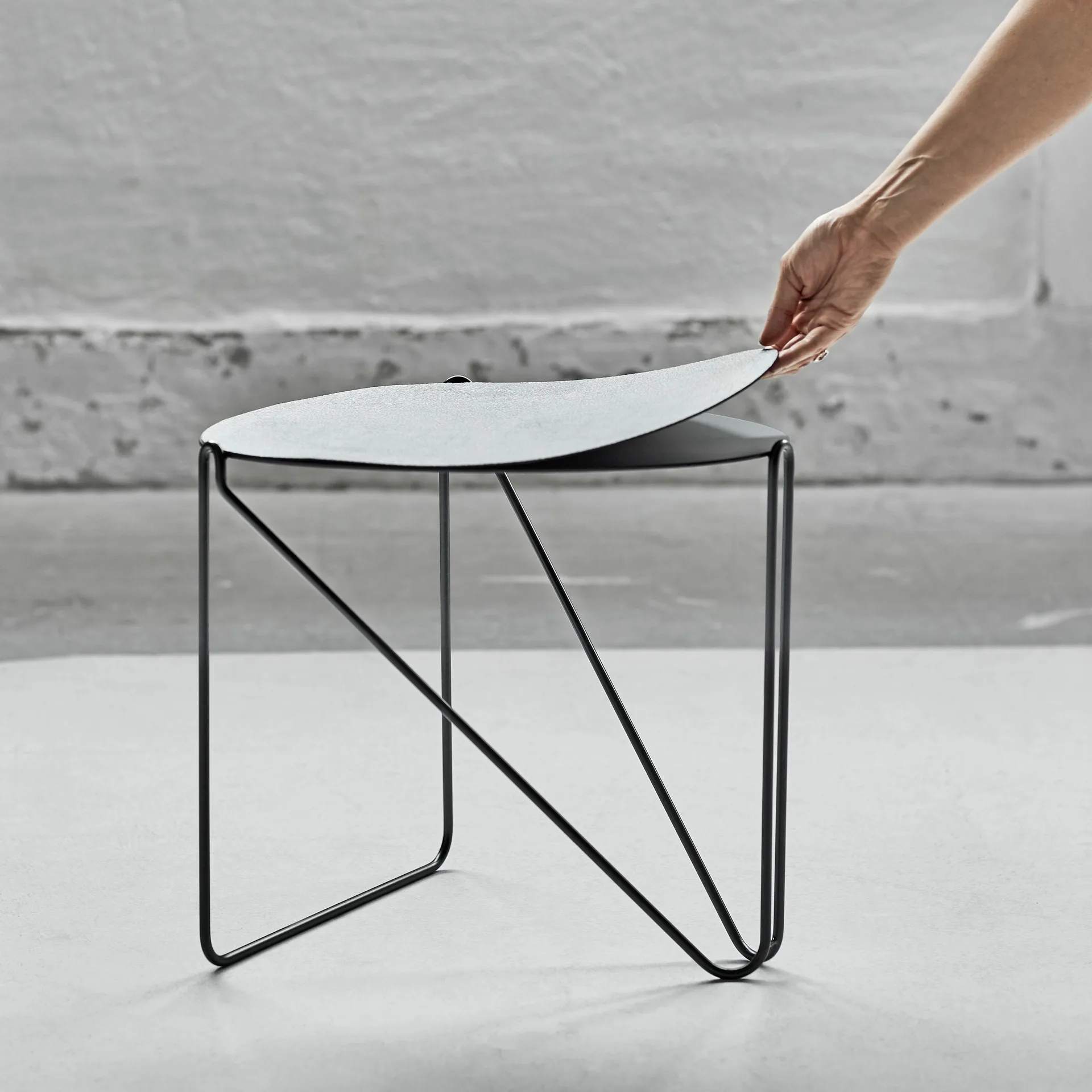 Table d'appoint Curve Chameleon Hippo, Black-anthracite LIND DNA