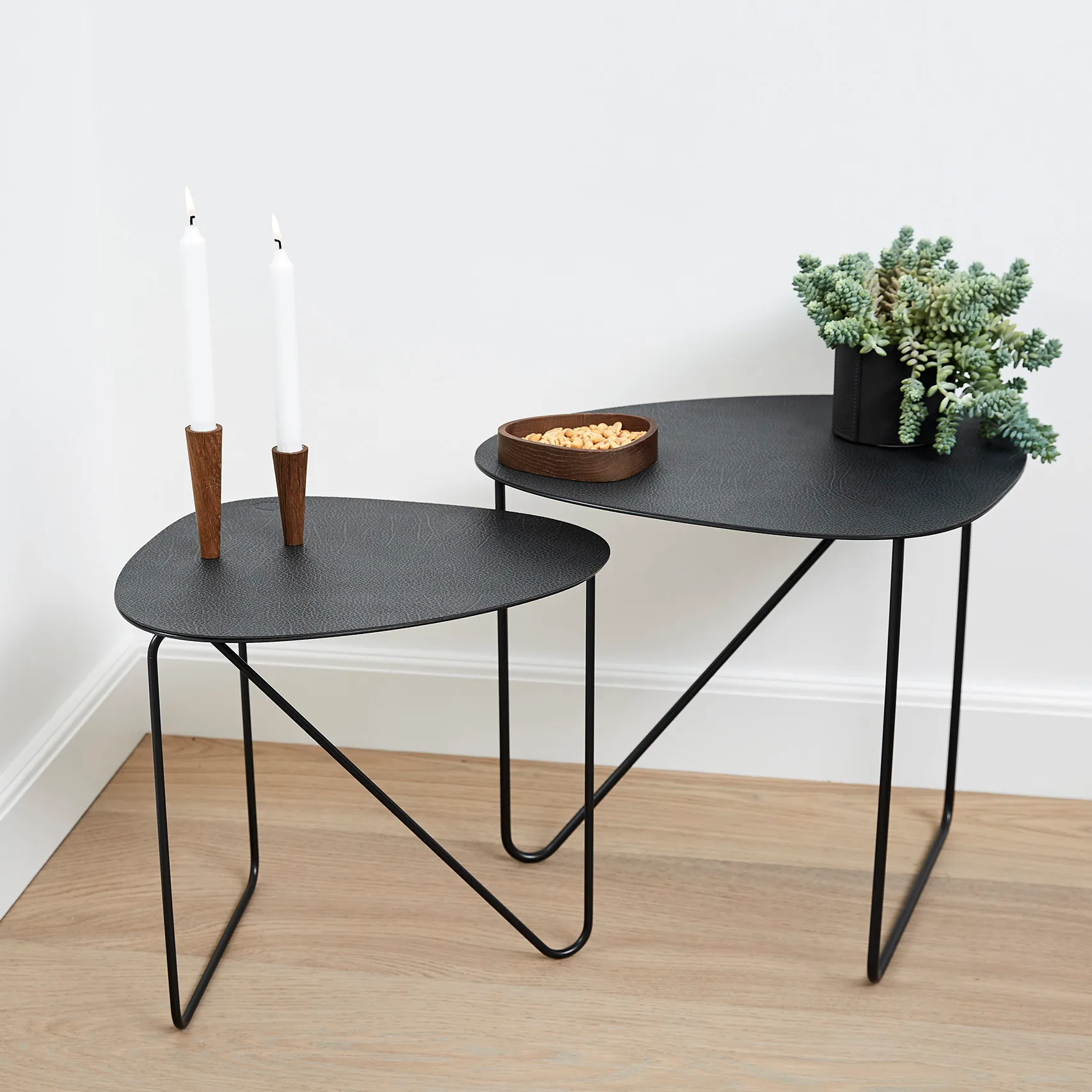 Table d'appoint Curve Hippo L, Black-anthracite LIND DNA