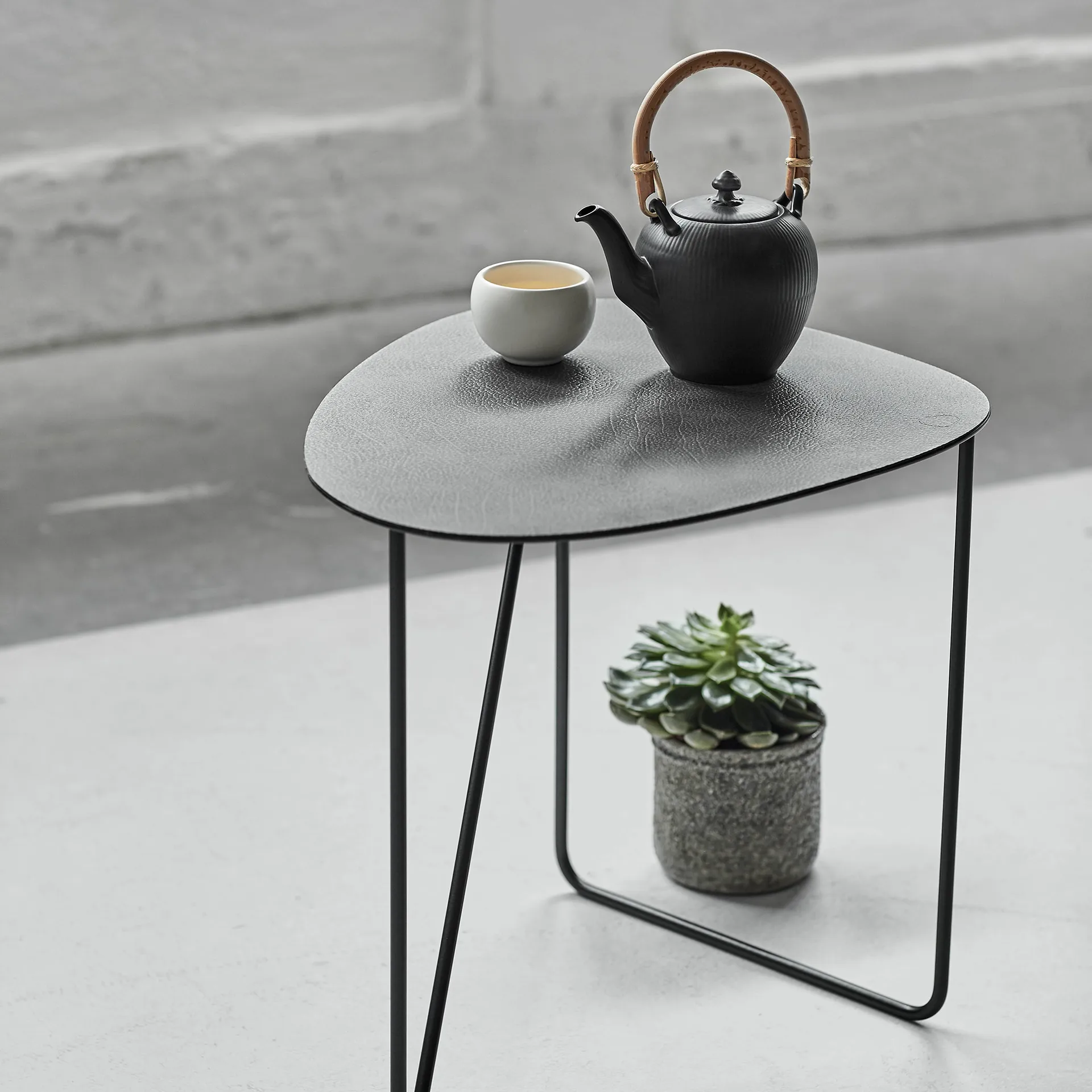 Table d'appoint Curve Hippo L, Black-anthracite LIND DNA