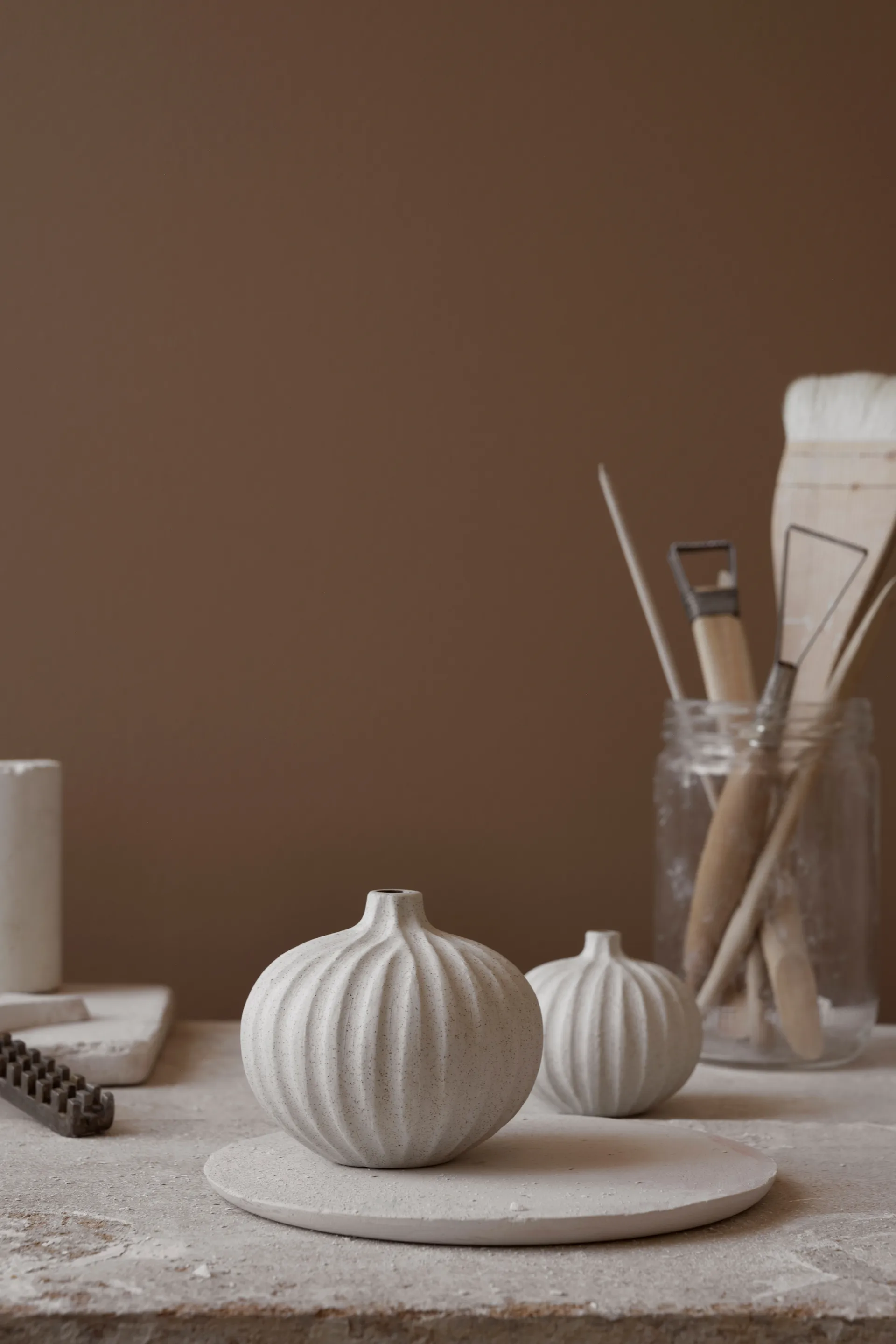 Vase Bari, Sand white light deep line, M Lindform