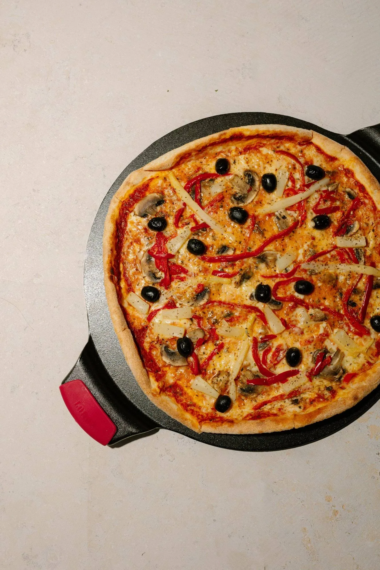 Pierre à pizza avec poignée en silicone, Ø38 cm Lodge