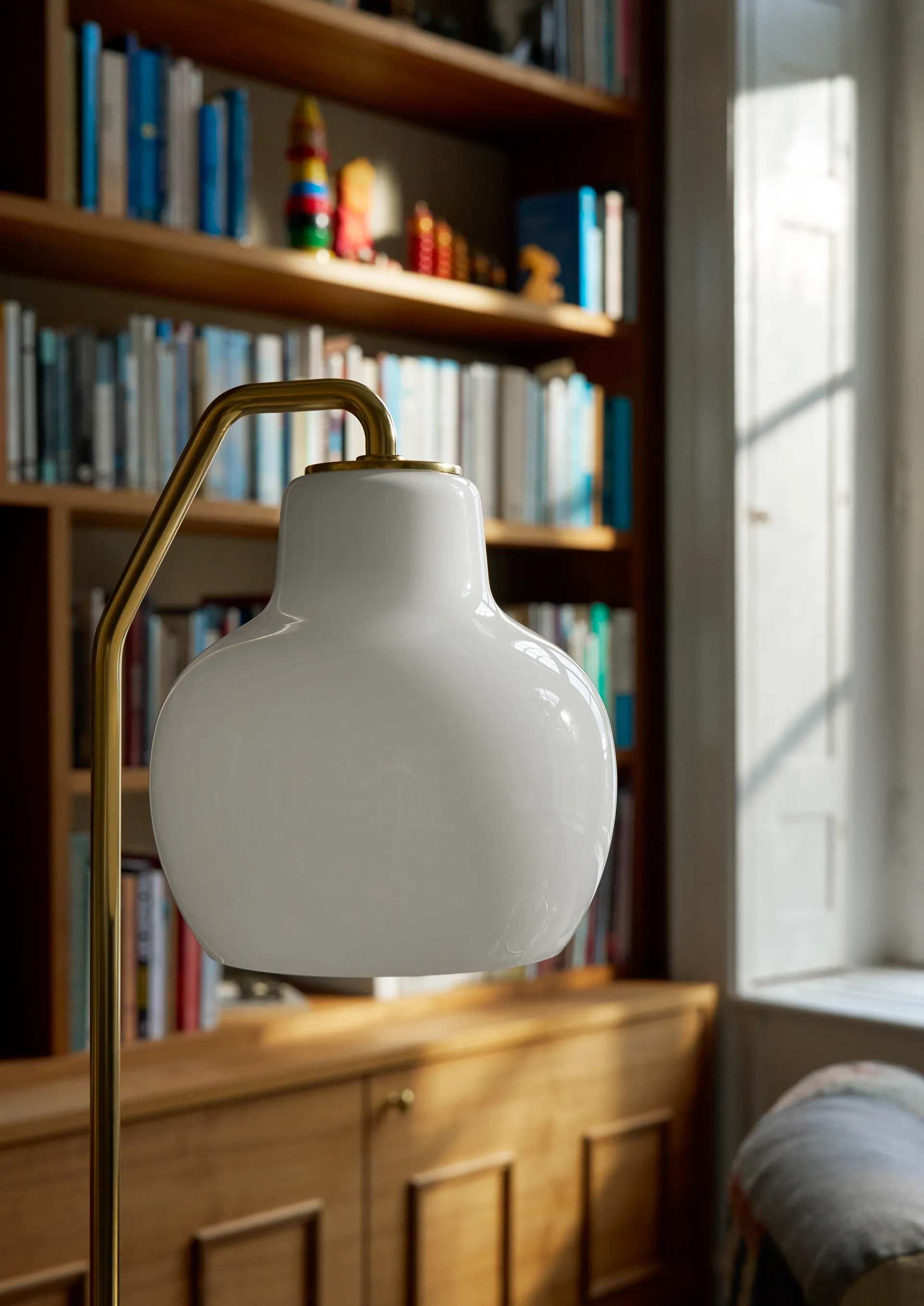 Lampadaire VL Ring Crown, Laiton-verre opale Louis Poulsen