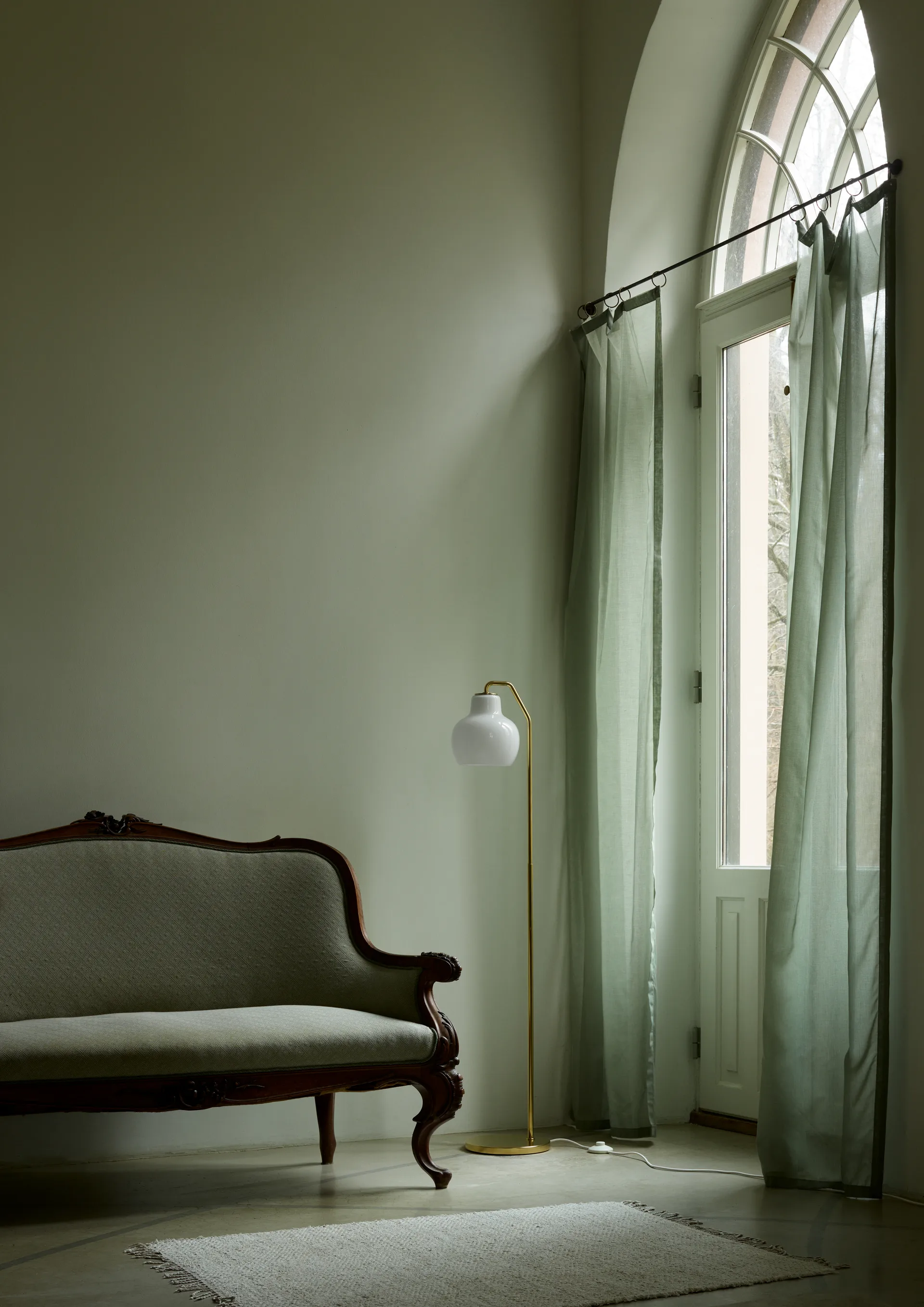 Lampadaire VL Ring Crown, Laiton-verre opale Louis Poulsen