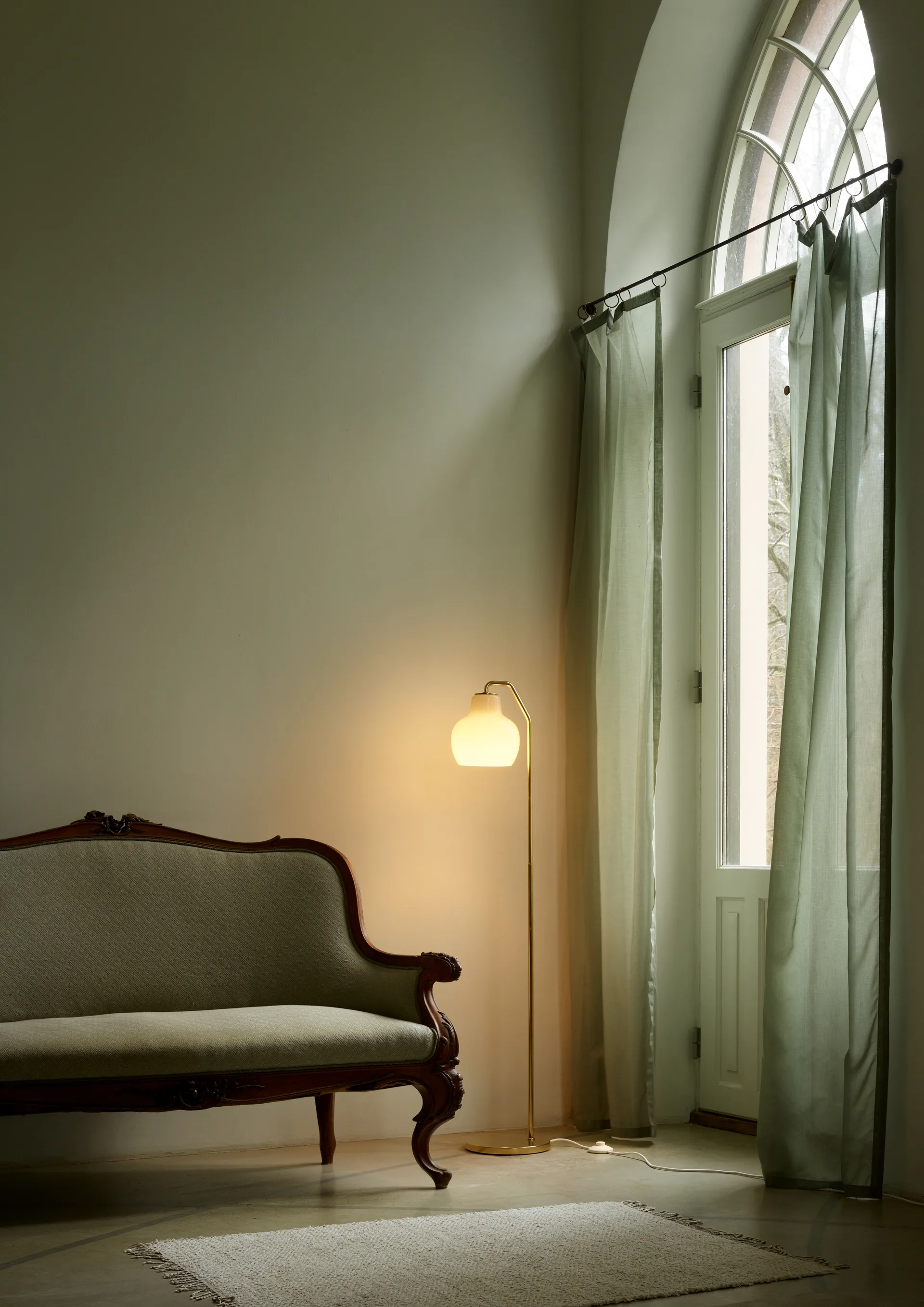 Lampadaire VL Ring Crown, Laiton-verre opale Louis Poulsen