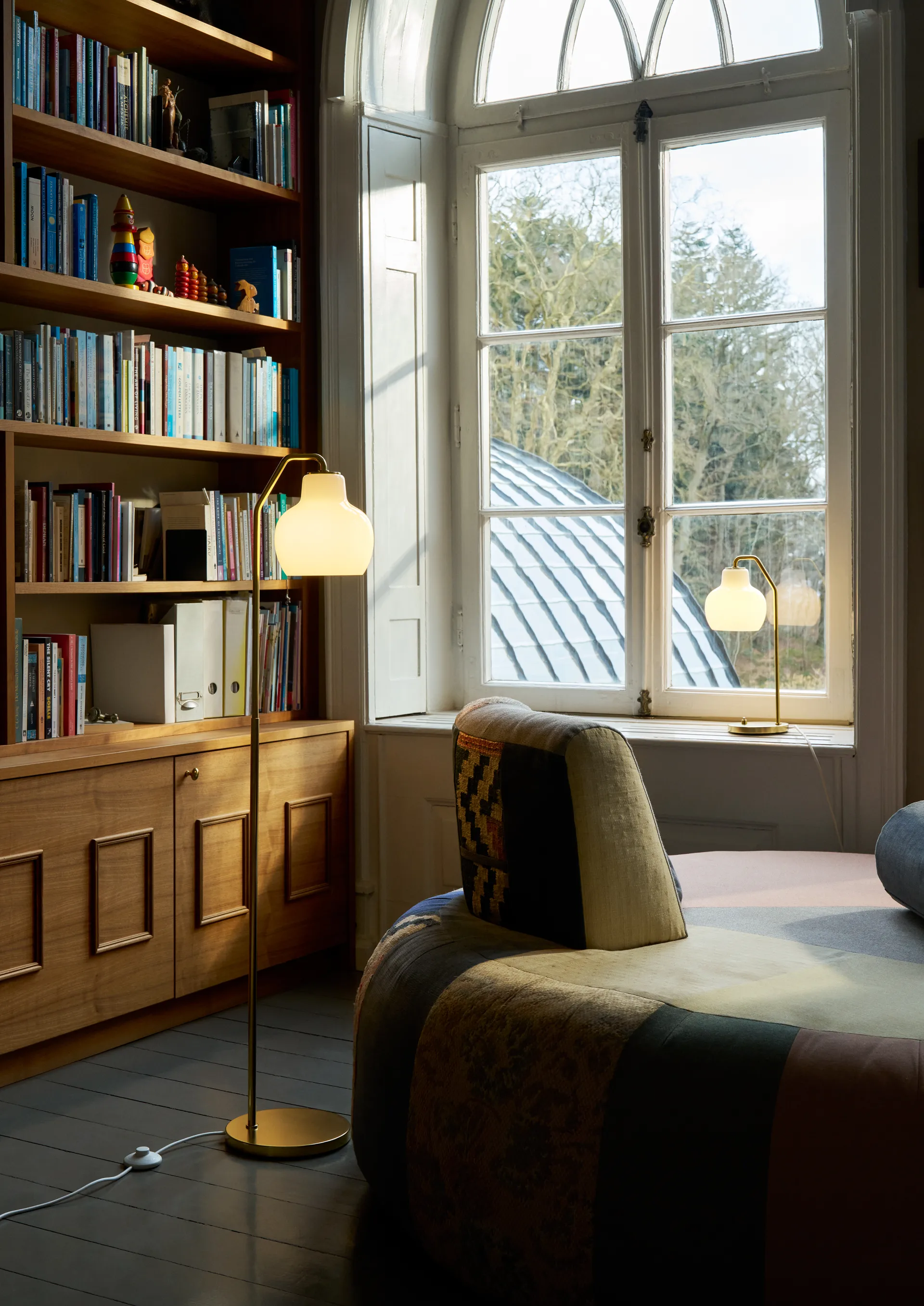 Lampadaire VL Ring Crown, Laiton-verre opale Louis Poulsen