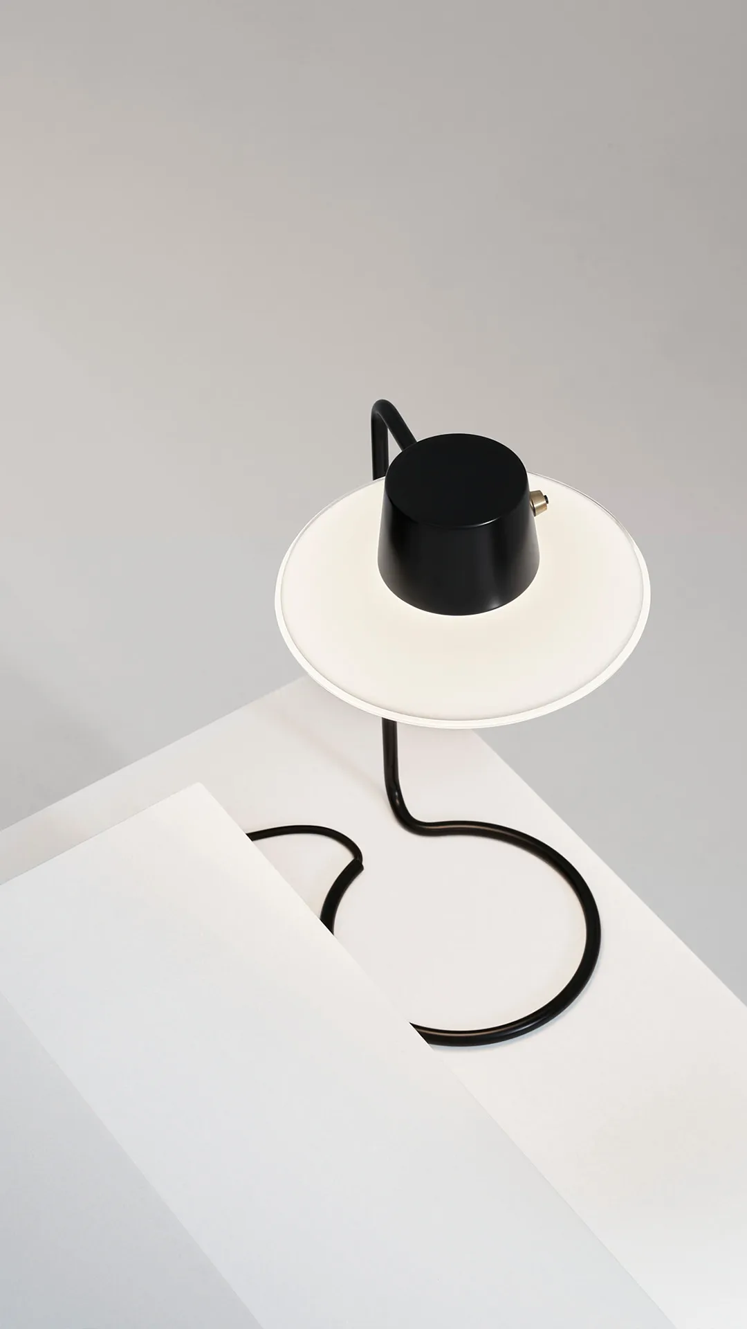 Lampe de table AJ Oxford 28 cm noir, Verre opale Louis Poulsen