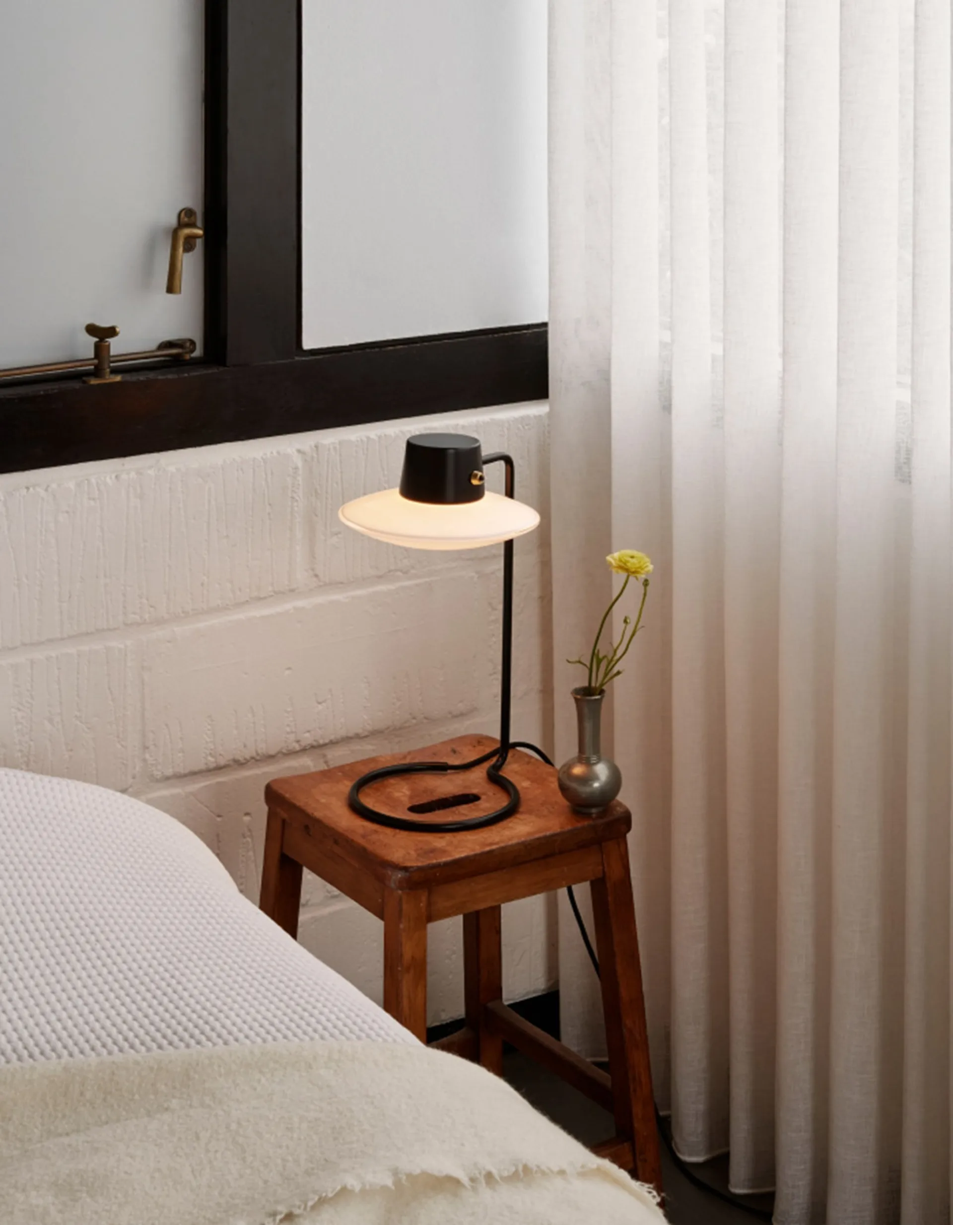 Lampe de table AJ Oxford 41 cm noir, Verre opale Louis Poulsen