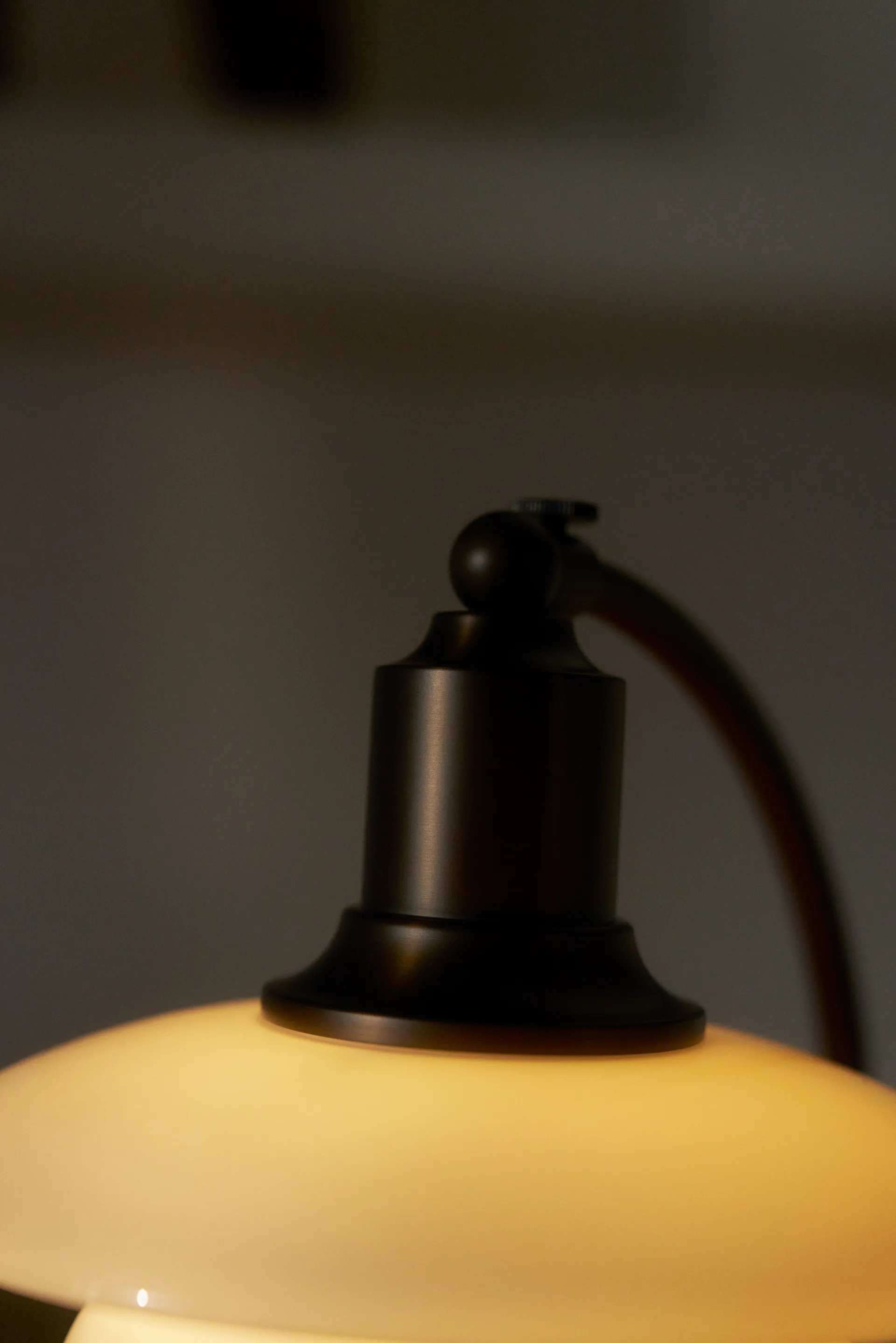 Lampe de table PH 2/2 Luna, Aged brass-verre opale Louis Poulsen