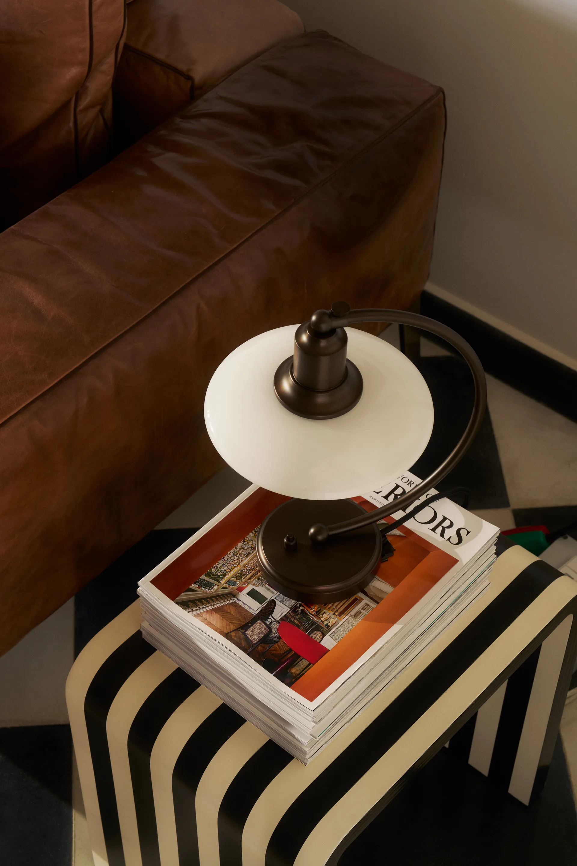 Lampe de table PH 2/2 Luna, Aged brass-verre opale Louis Poulsen