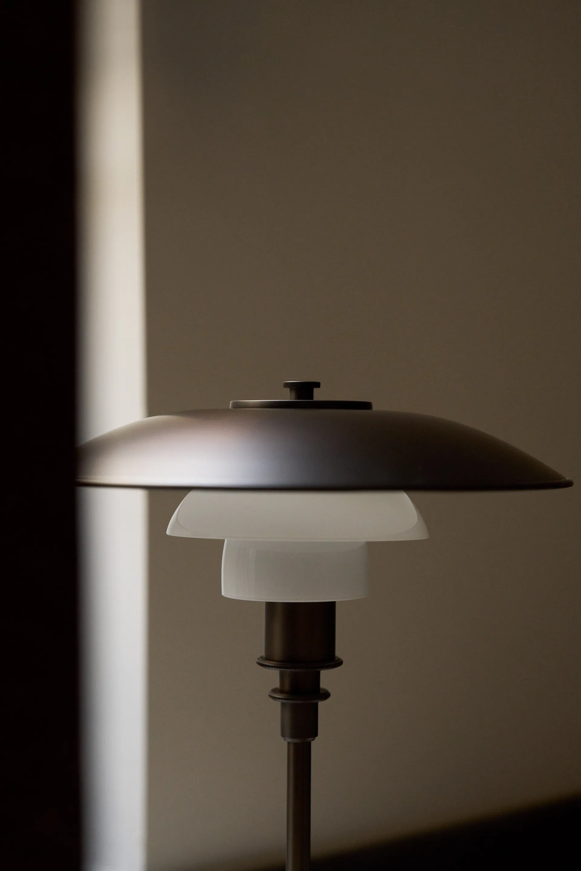 Lampe de table PH 3/2 Luna, Aged brass-verre opale Louis Poulsen