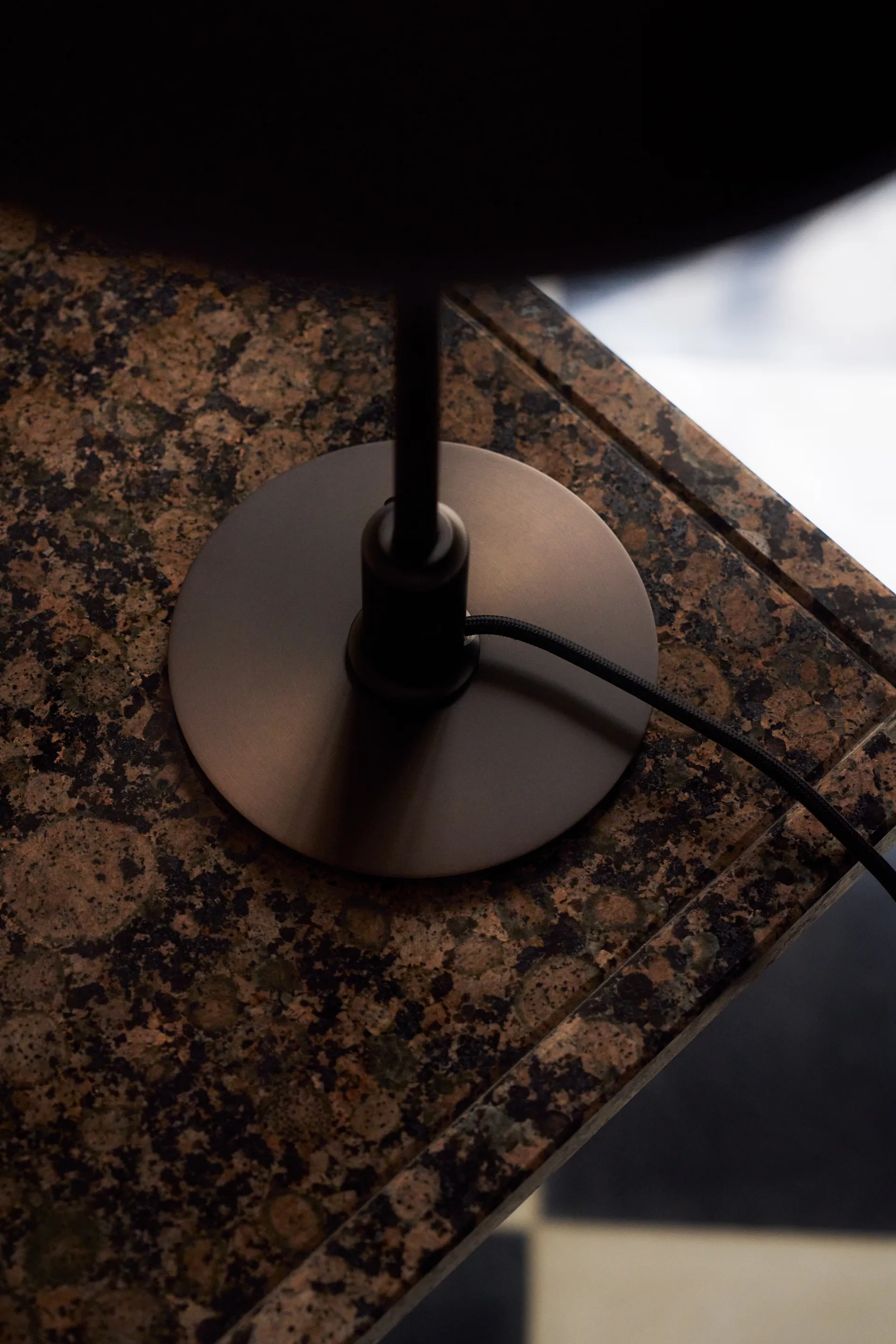 Lampe de table PH 3/2 Luna, Aged brass-verre opale Louis Poulsen